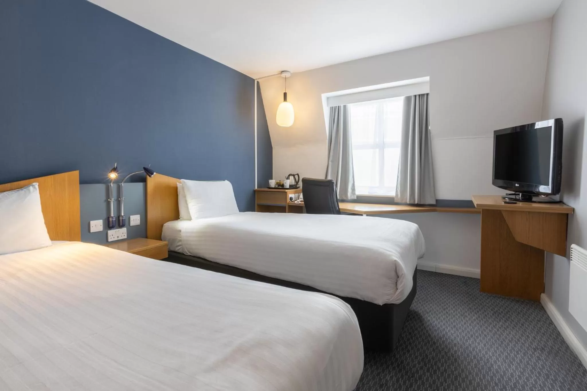 Bed in Holiday Inn Express Aberdeen City Centre by IHG