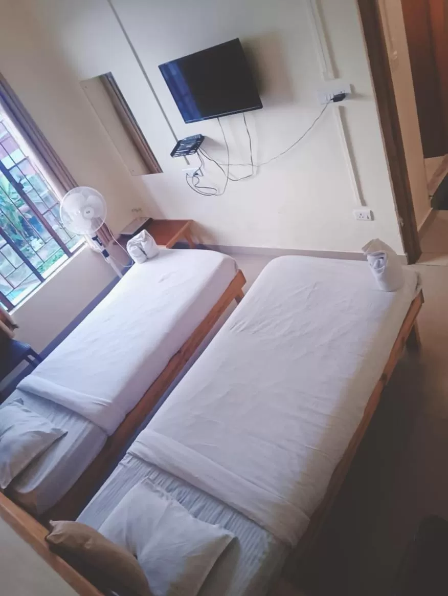 Bed in Hotel Travellers INN