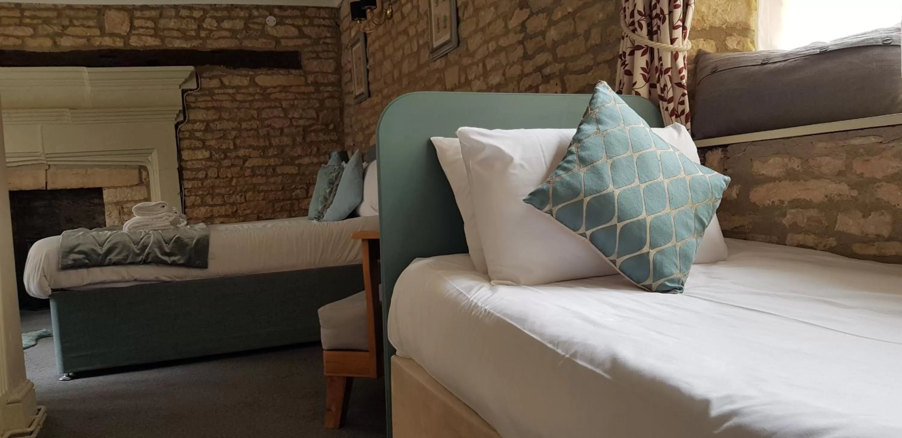 Bedroom, Bed in The Kings Arms Hotel