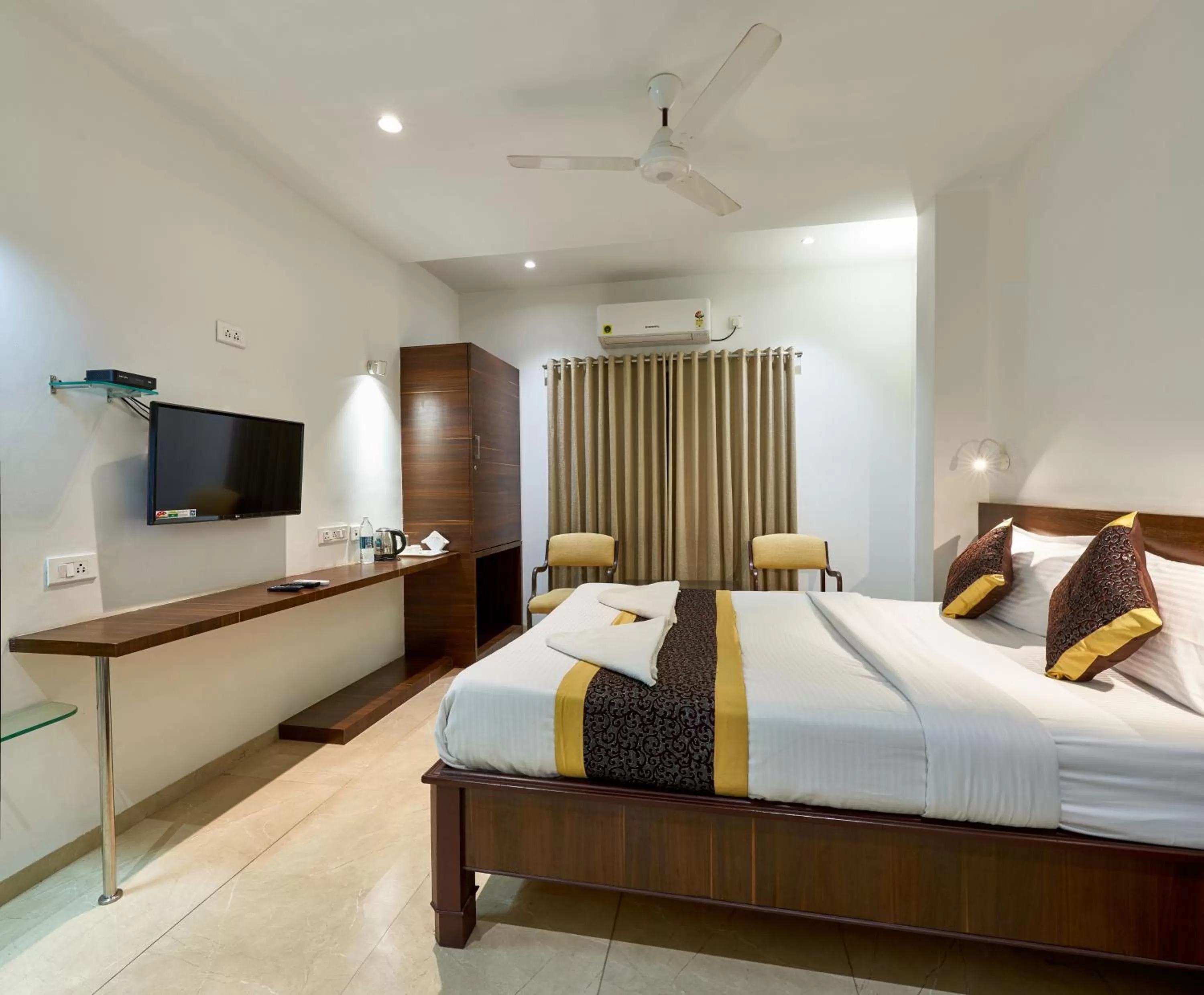 TV and multimedia, Bed in Hotel Fortune Inn