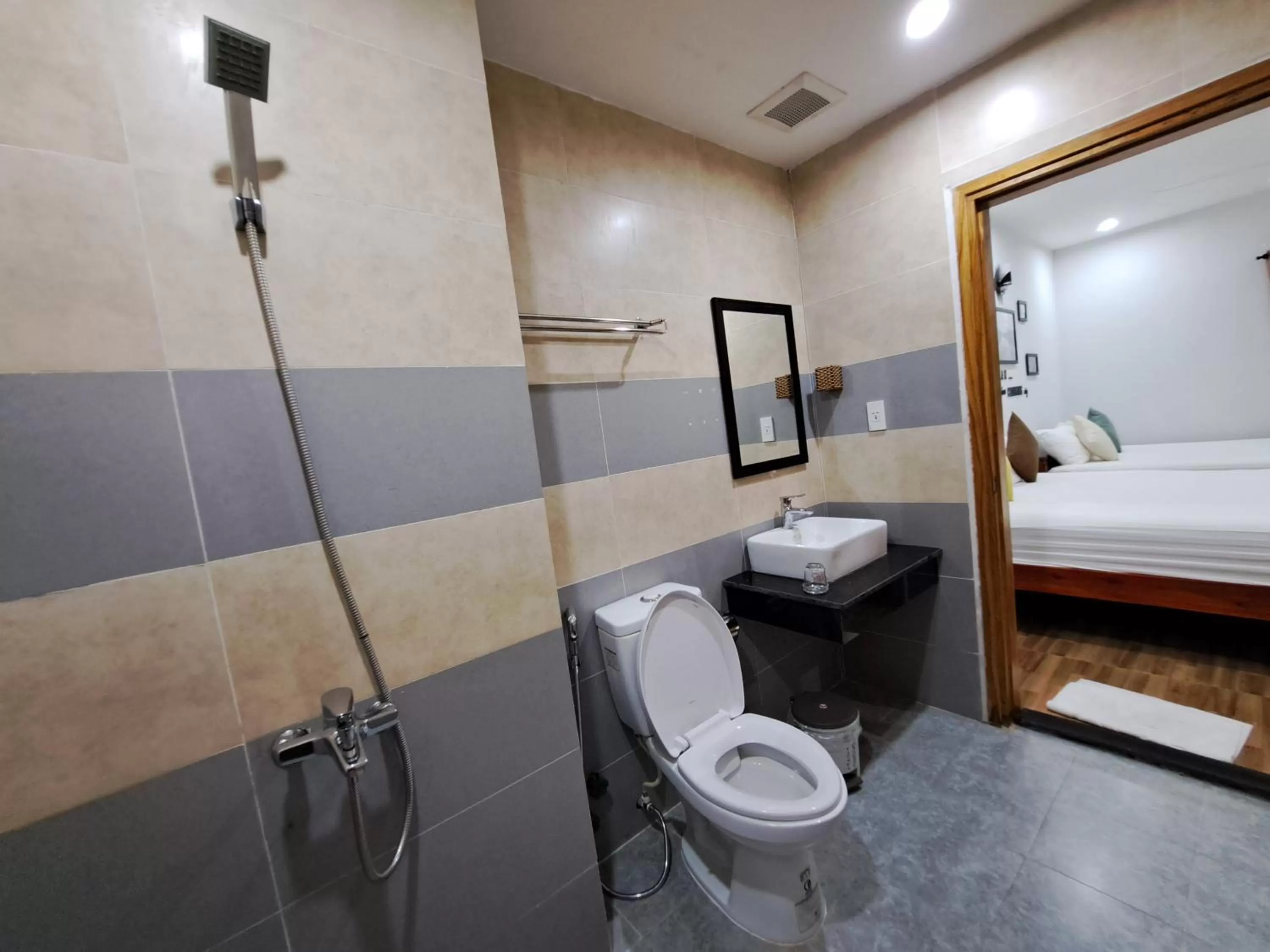 Shower in GREEN TOWN hotel HỘI AN