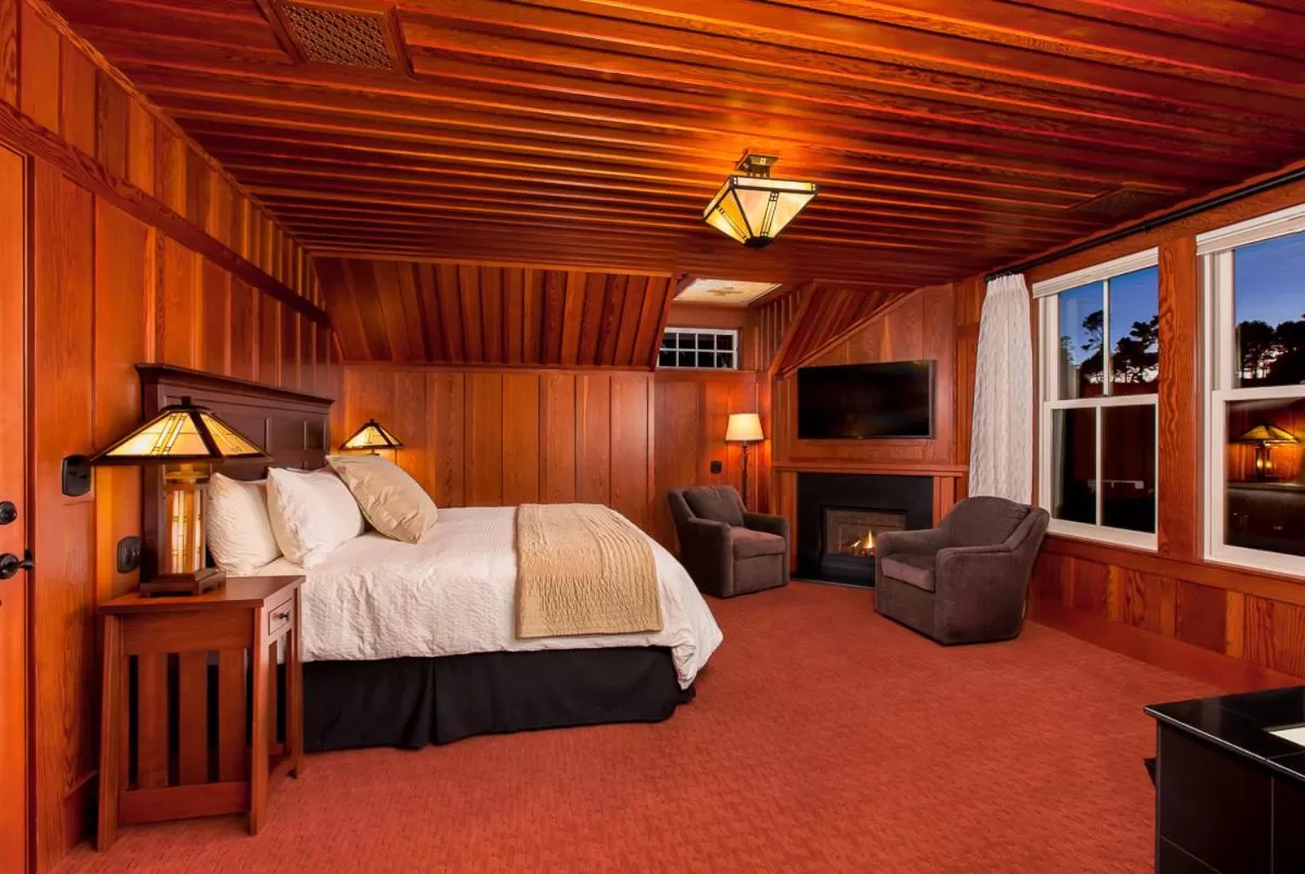 Photo of the whole room, Bed in Noyo Harbor Inn