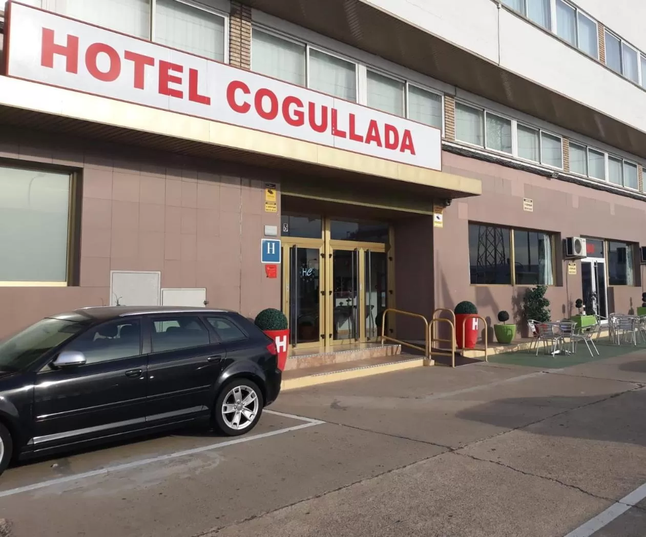 Facade/entrance in Hotel Cogullada
