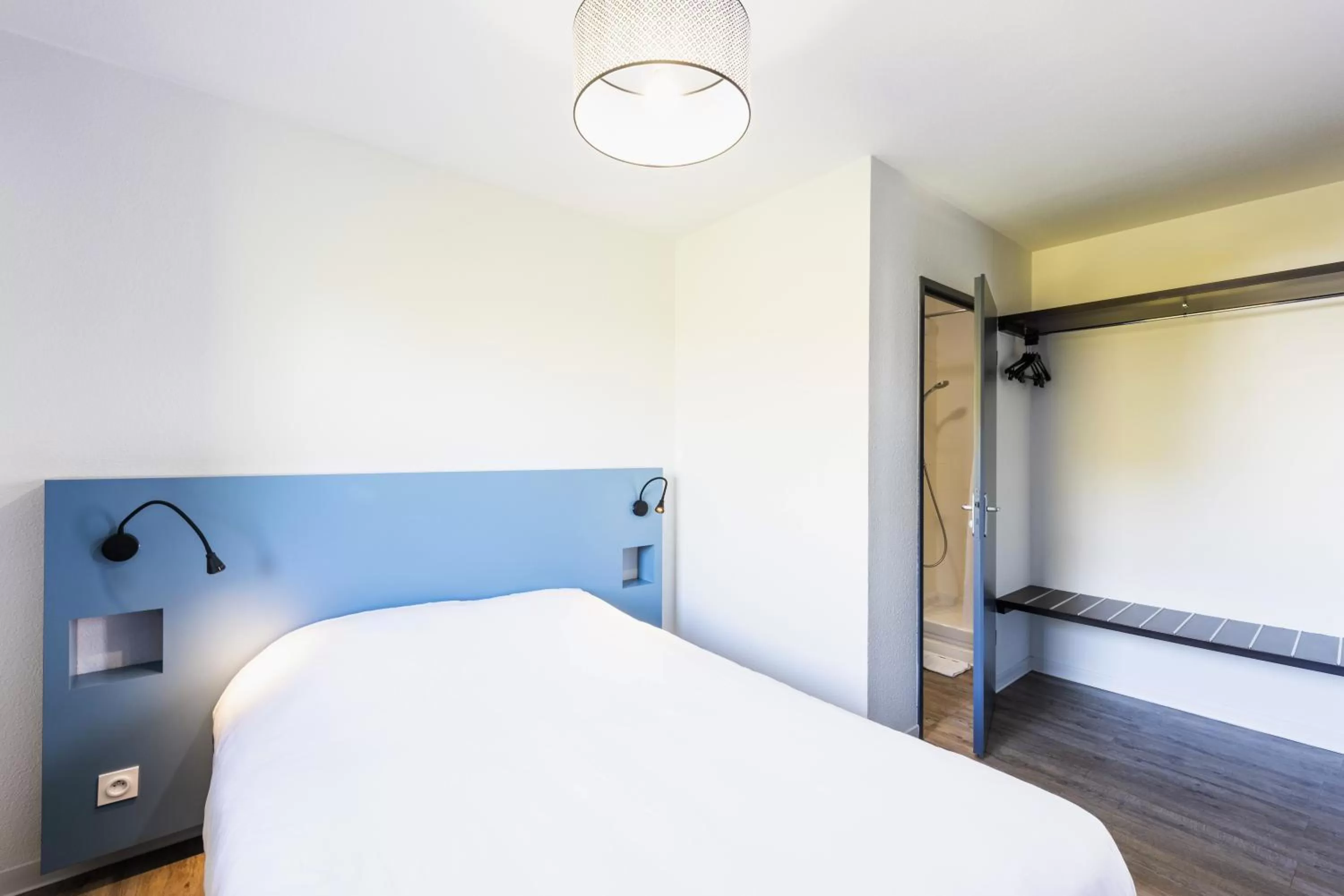 Bedroom, Bed in Ténéo Apparthotel Bordeaux - Gare Saint Jean