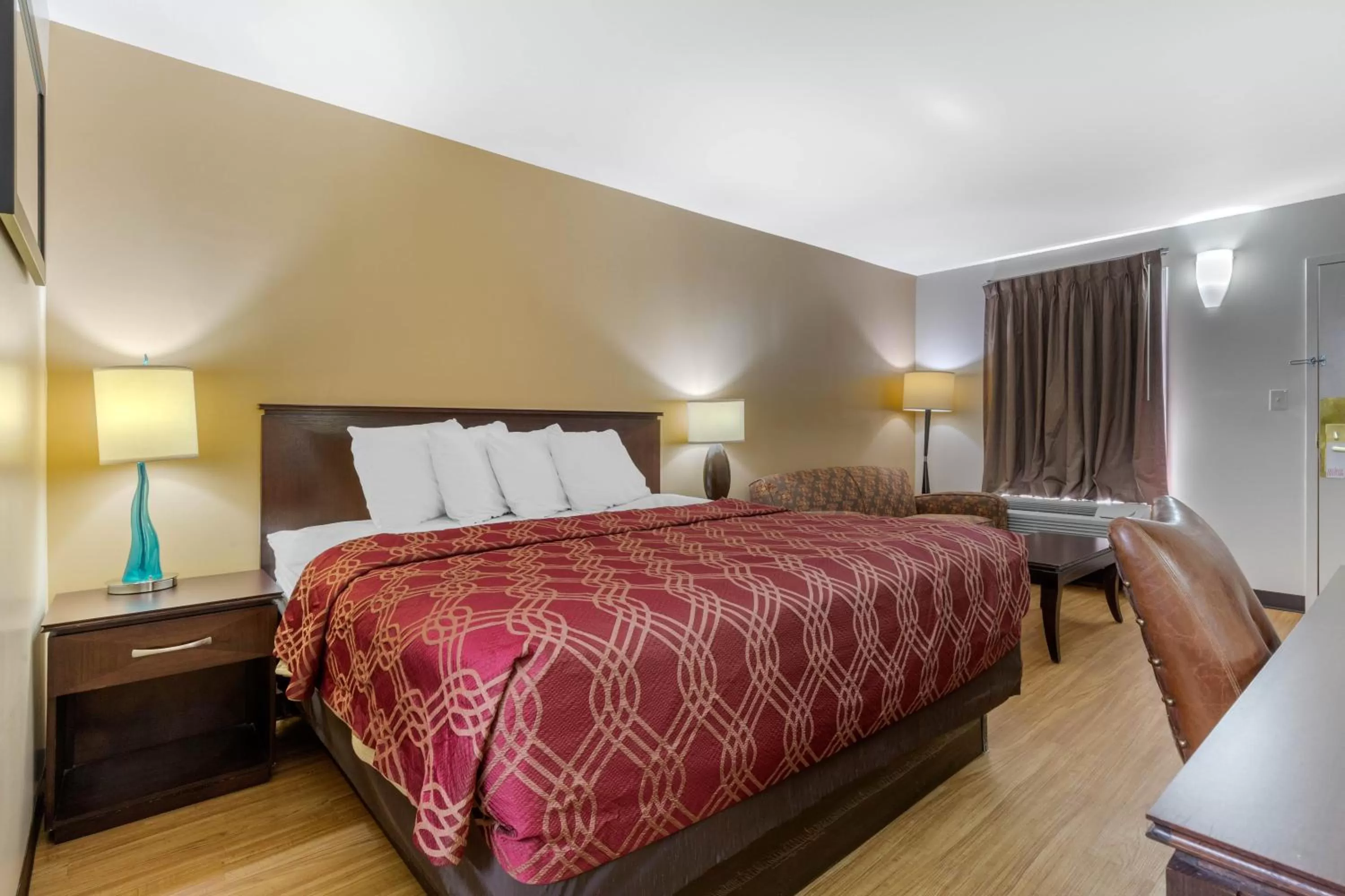 Photo of the whole room, Bed in Econo Lodge Gaffney