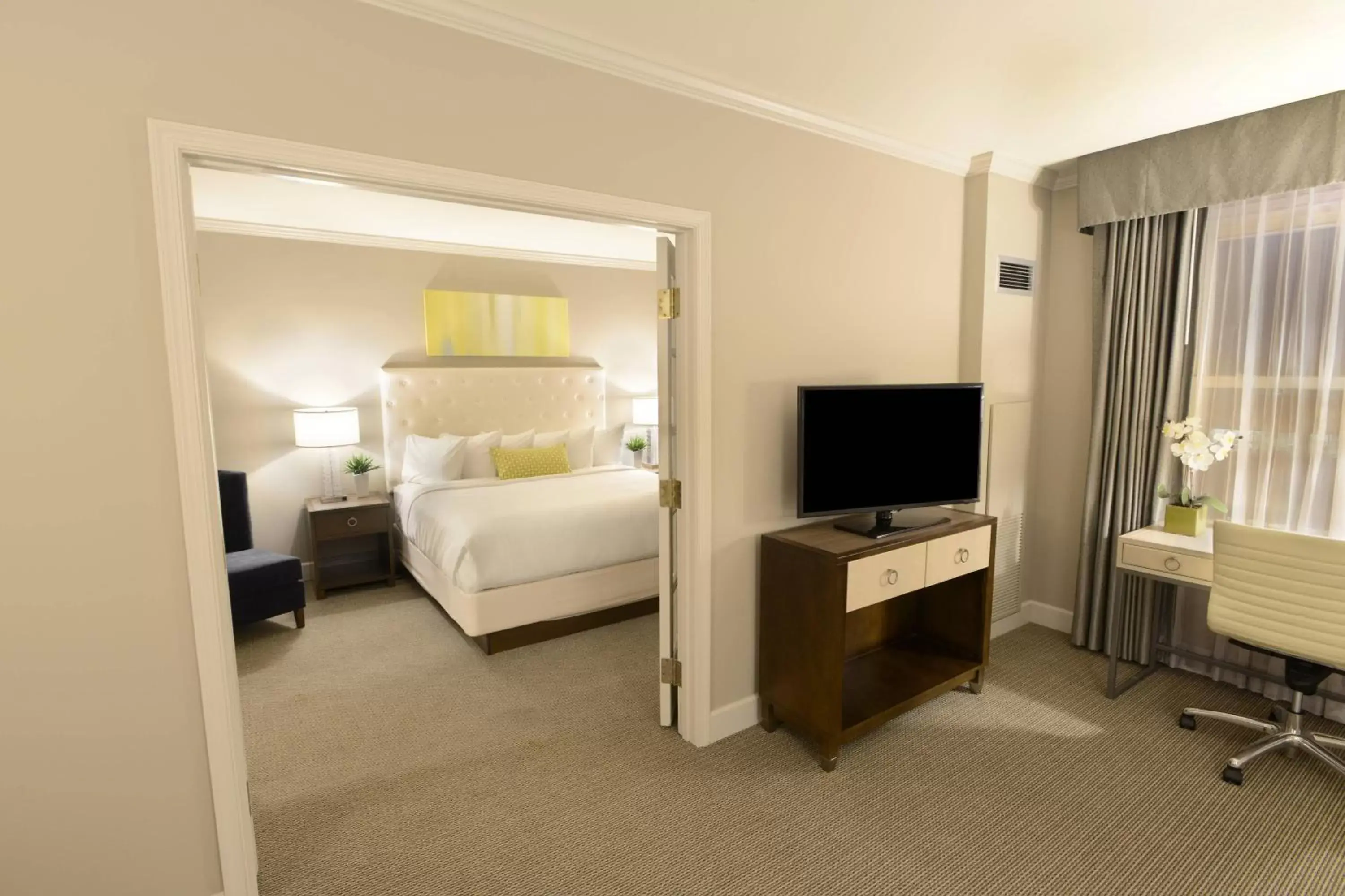 King Suite - Hearing Accessible in Magnolia Hotel St. Louis, a Tribute Portfolio Hotel King Suite - Hearing Accessible in Magnolia Hotel St. Louis, a Tribute Portfolio Hotel