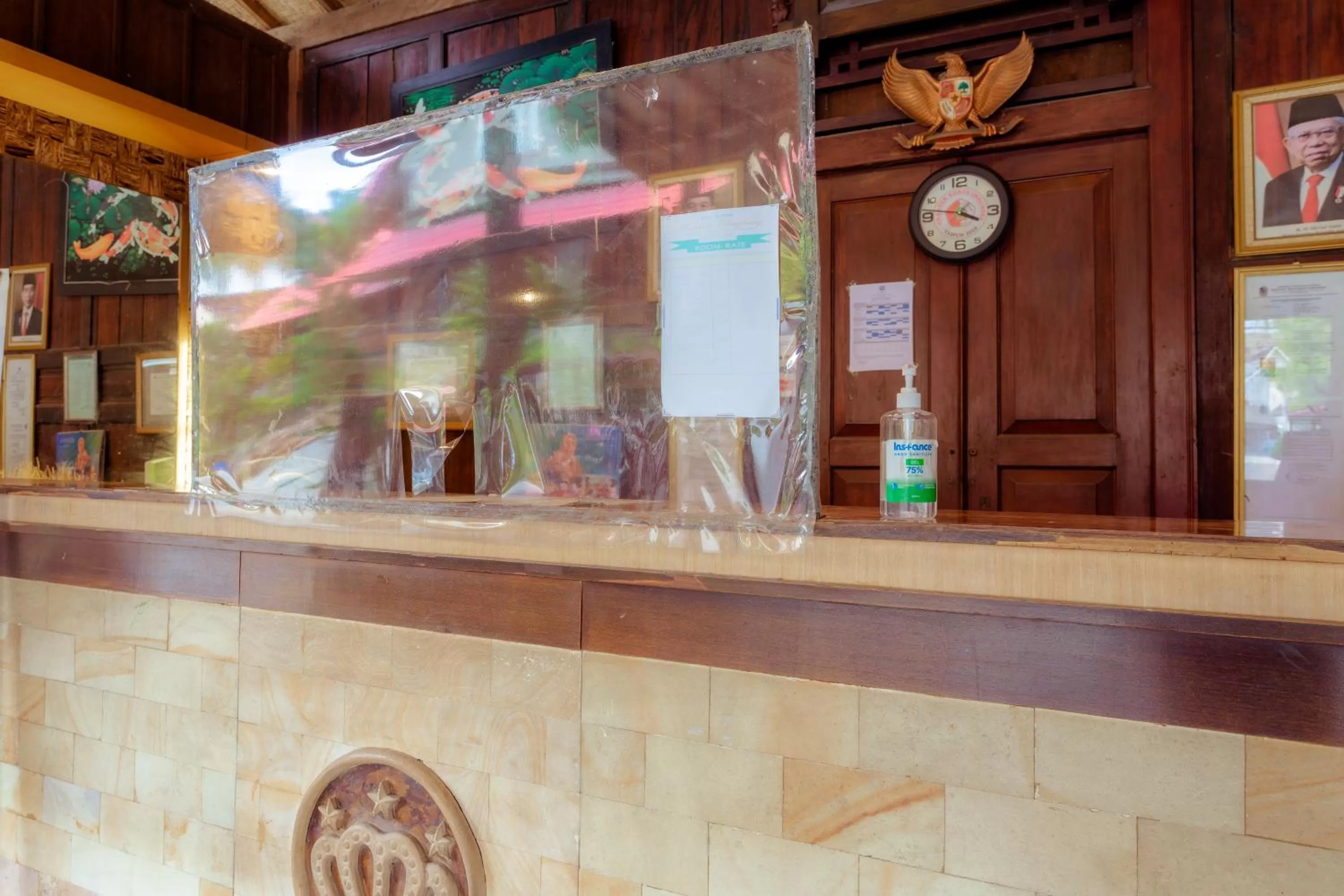 Lobby or reception in Hotel Mahkota Plengkung by ecommerceloka