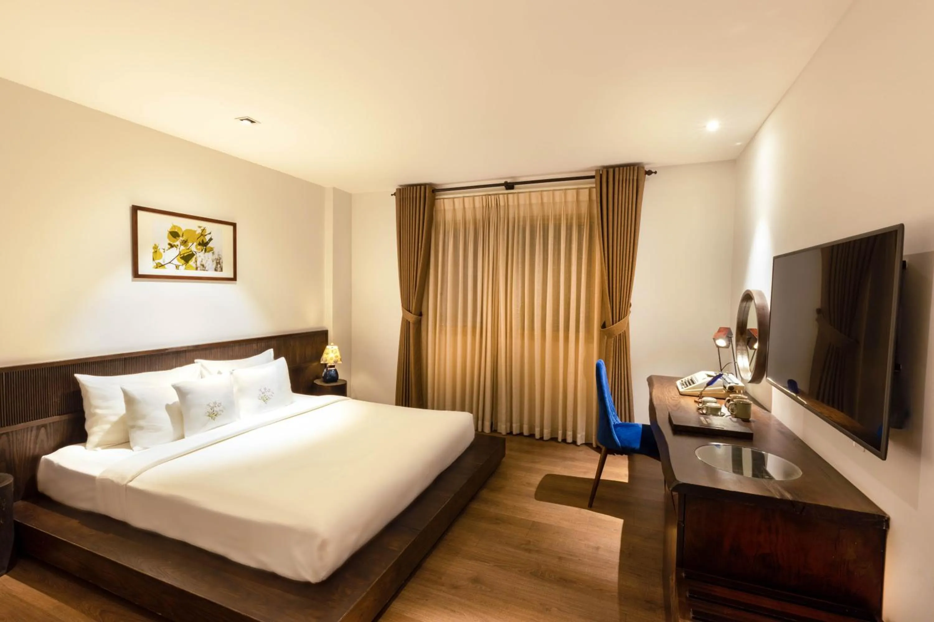 Photo of the whole room, Bed in Cochin Zen Hotel