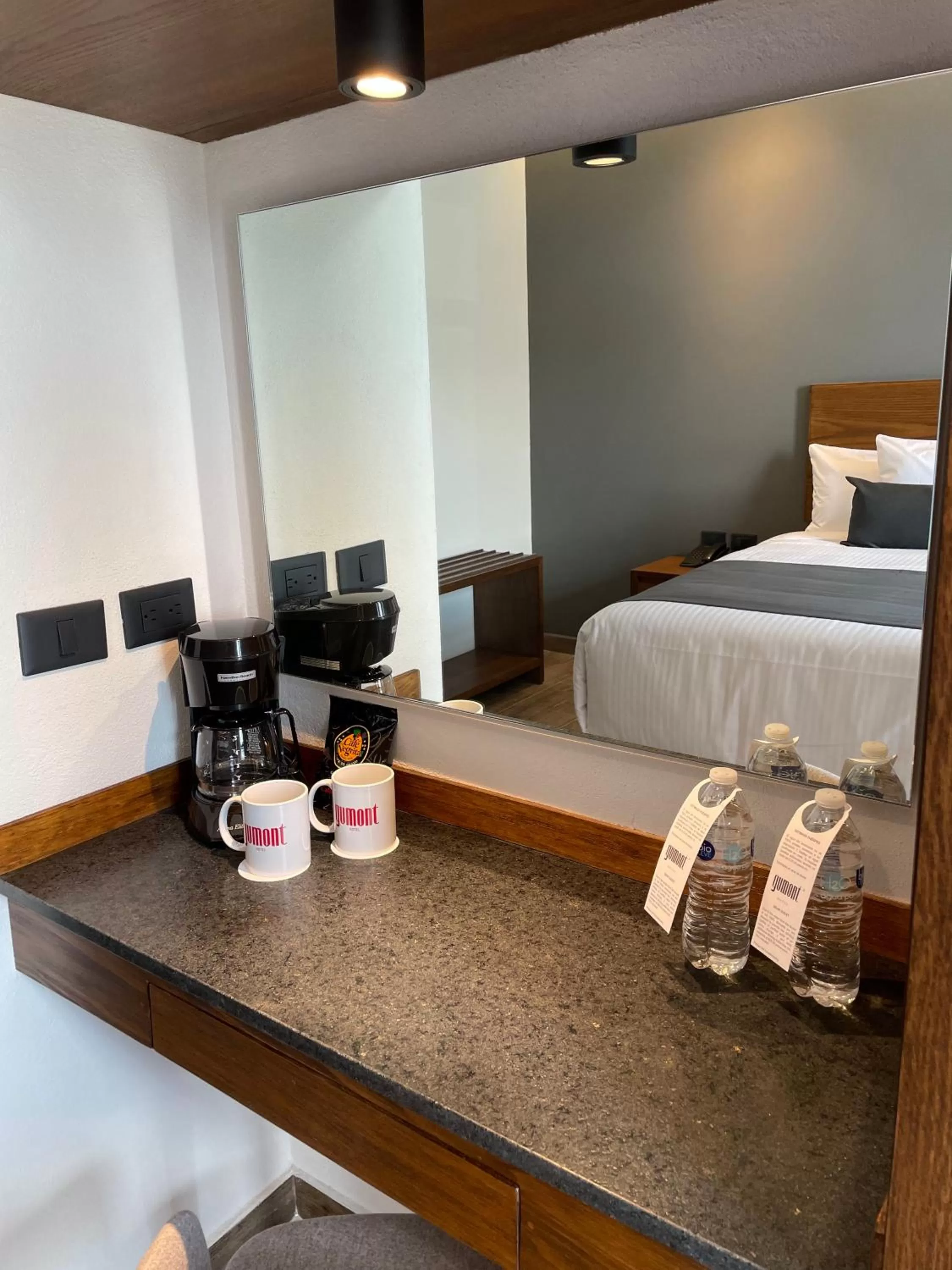 Photo of the whole room, Bed in Gumont Guadalajara López Mateos - Minerva