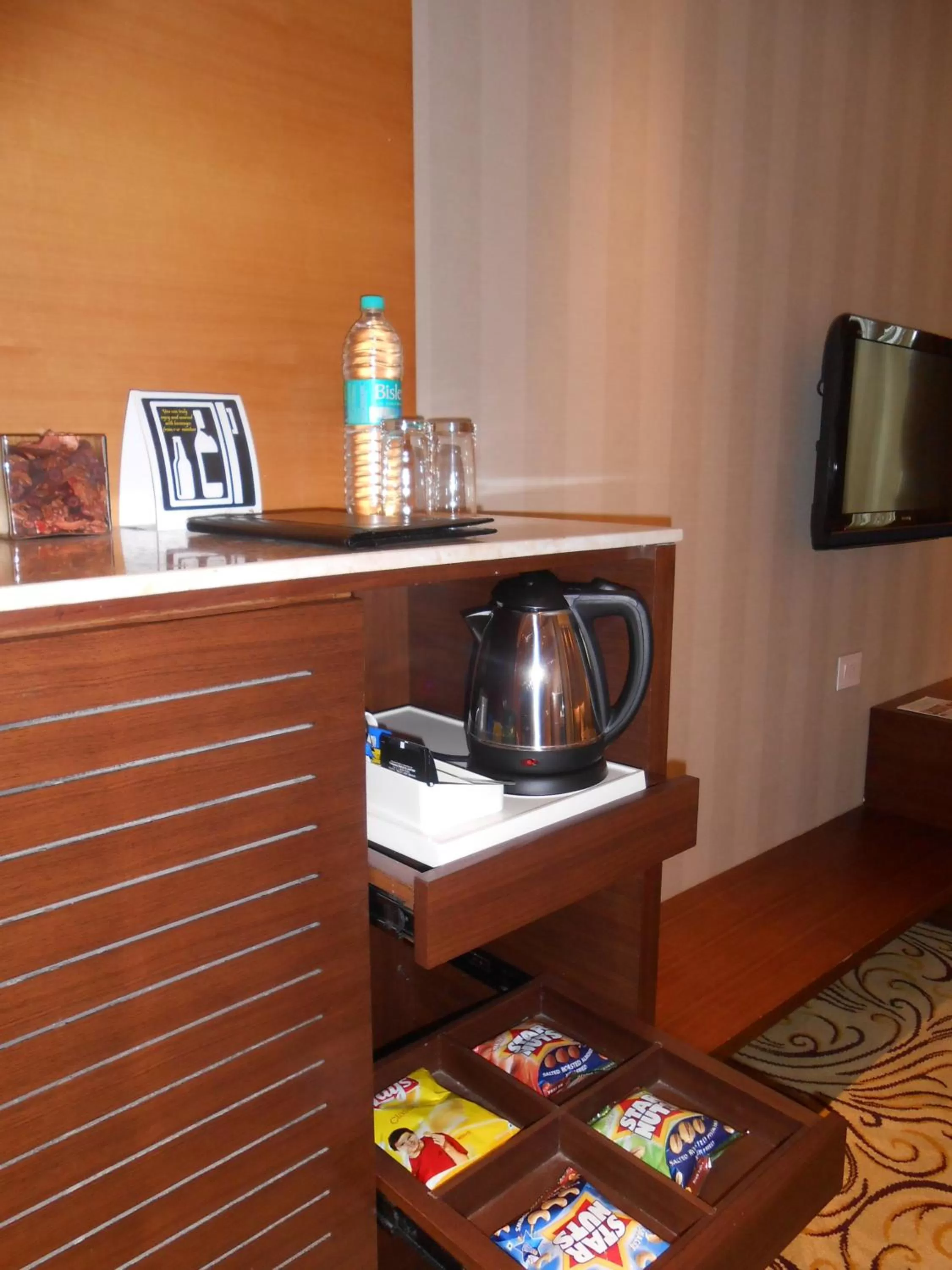 Coffee/tea facilities in Pride Plaza Hotel, Kolkata