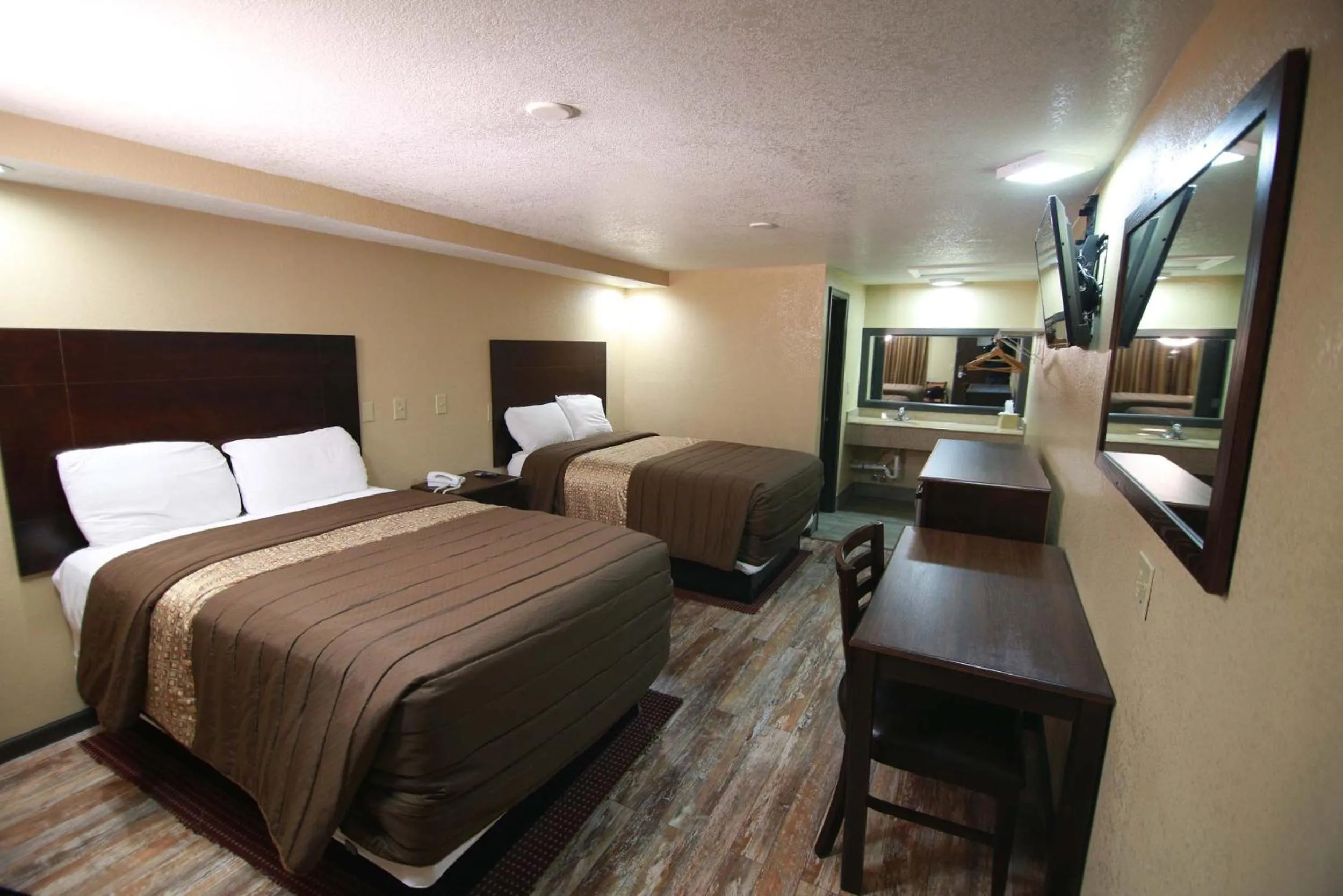 Bedroom, Bed in Memphis Inn