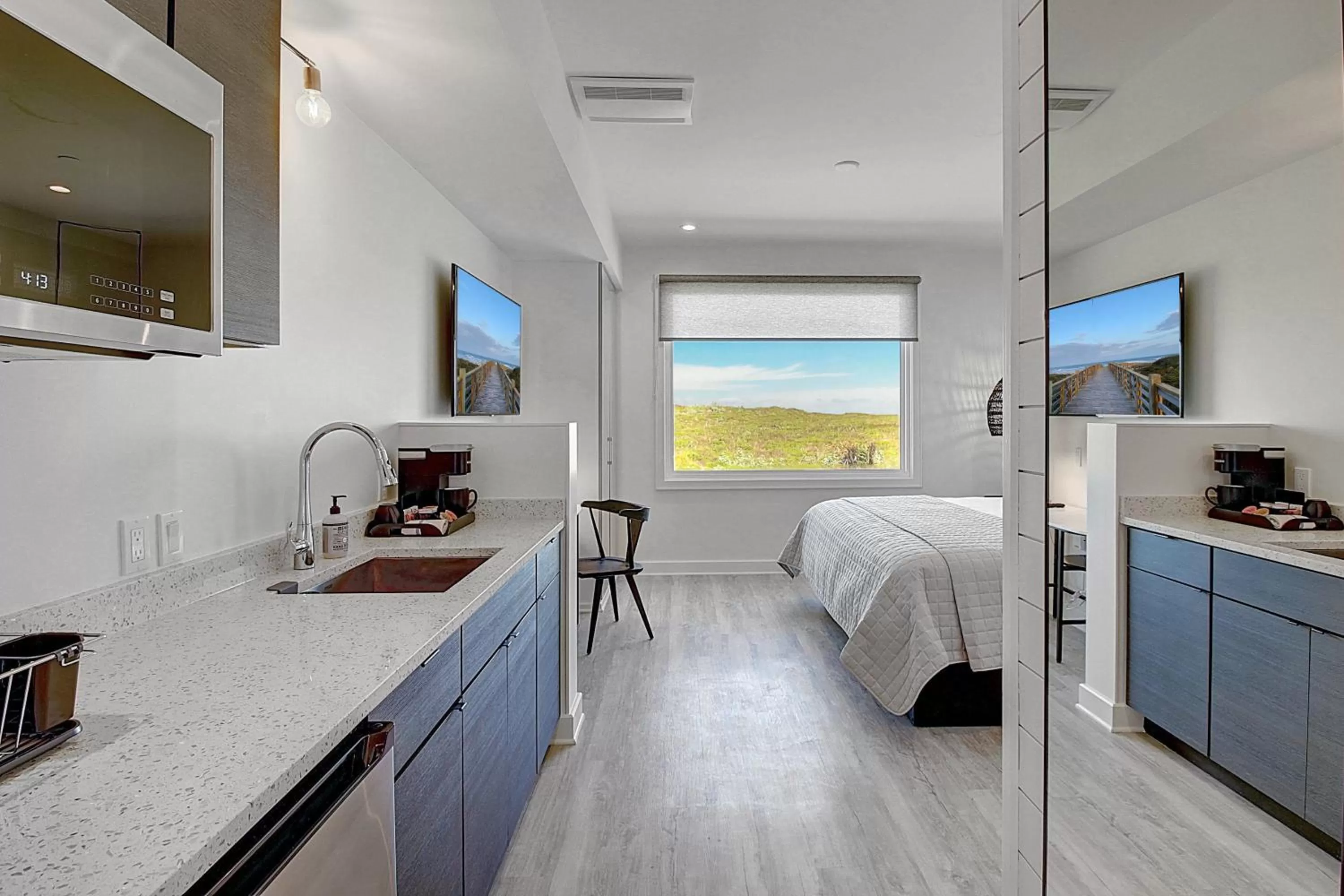 Photo of the whole room, Bed in Lively Beach