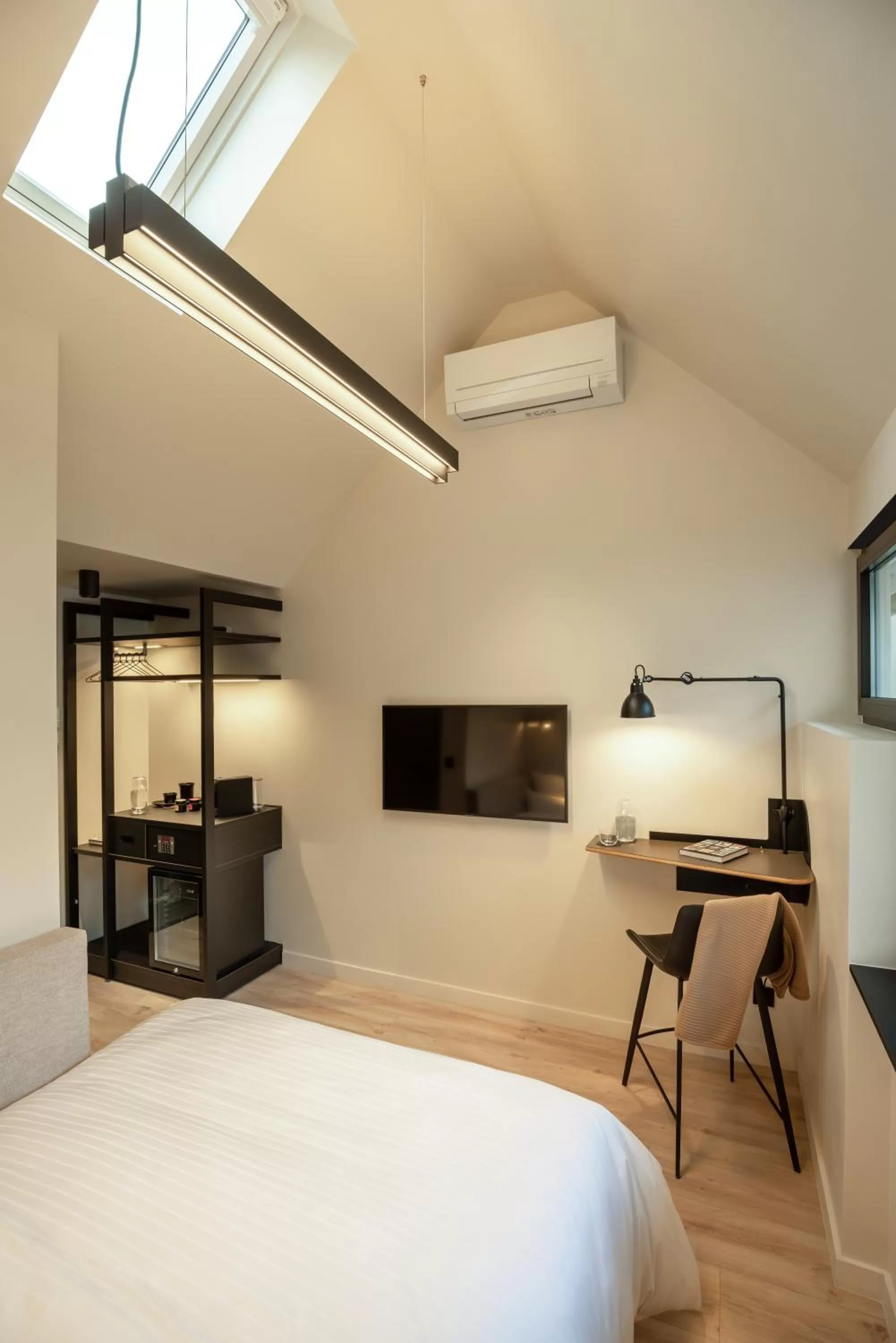 Bed in THE ADAMS - Self Check In Hotel