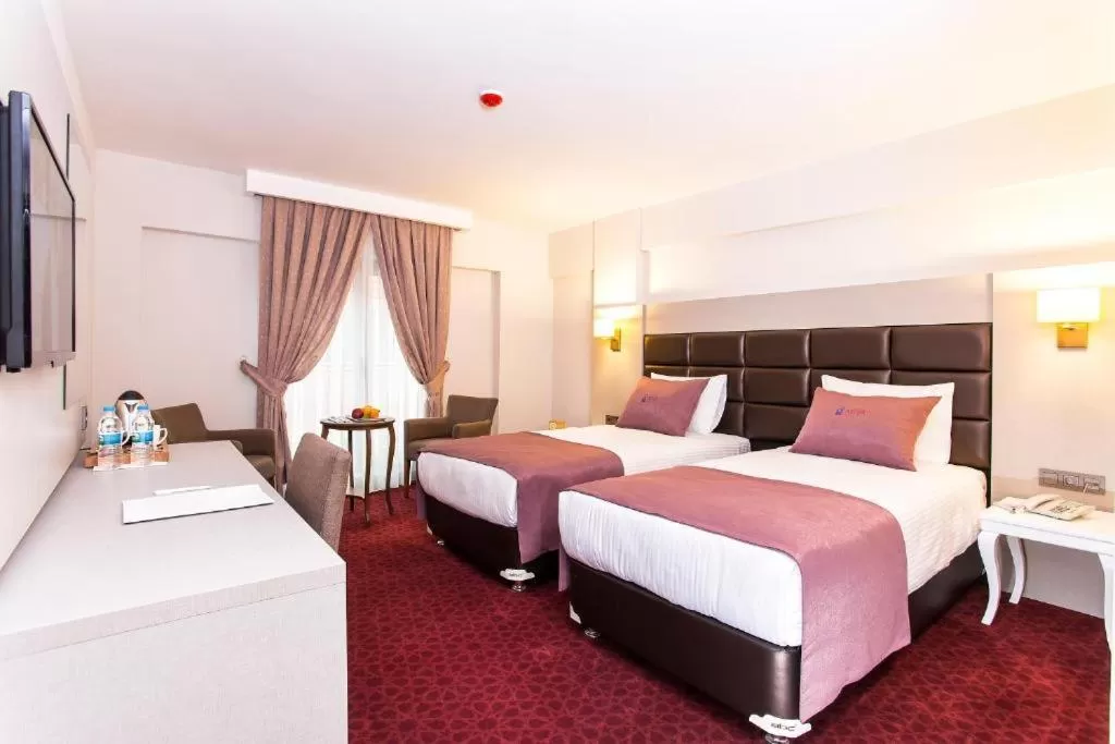 Photo of the whole room, Bed in Perla Arya Hotel