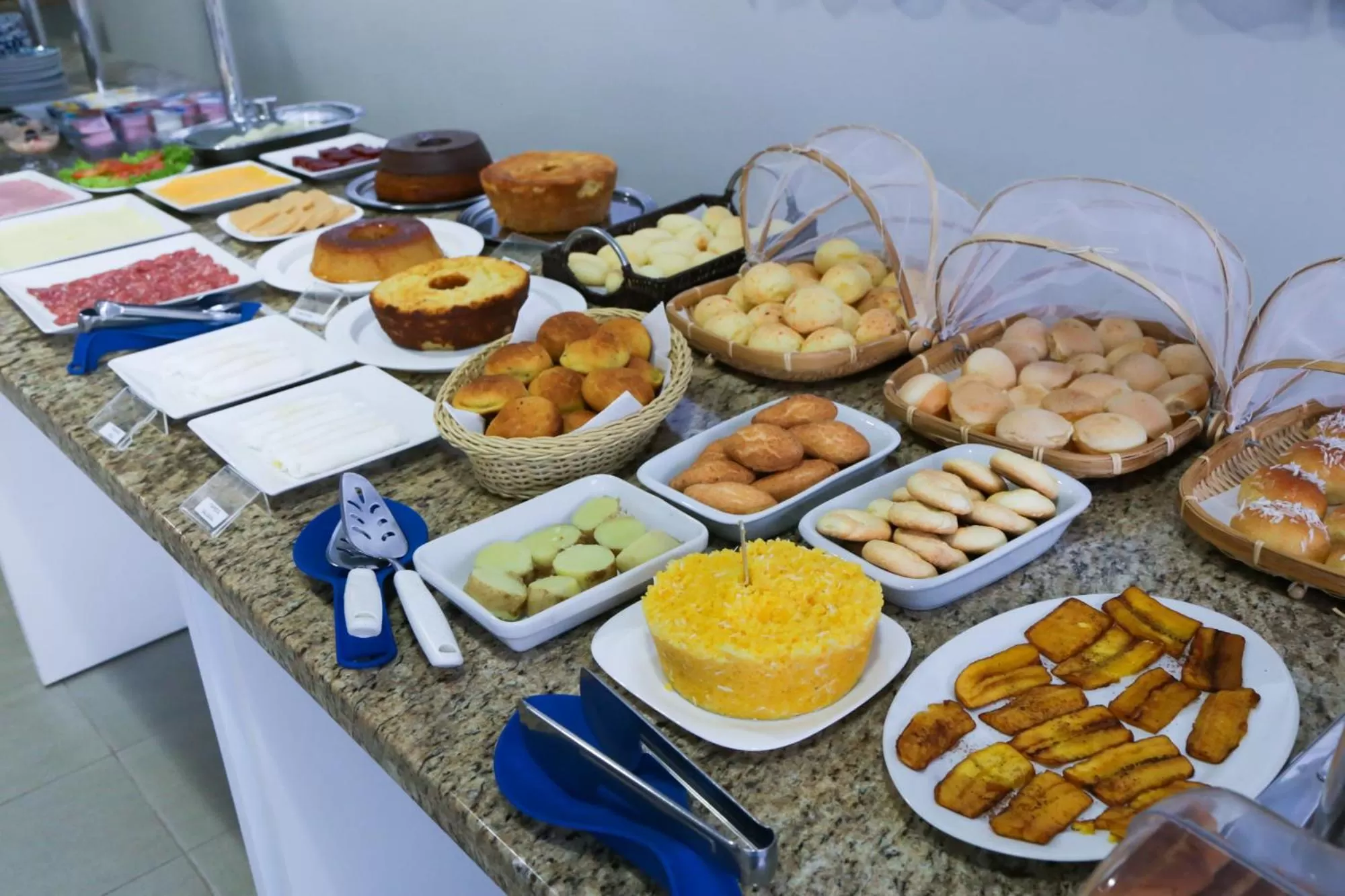 Communal kitchen, Breakfast in Hotel Porto do Sol