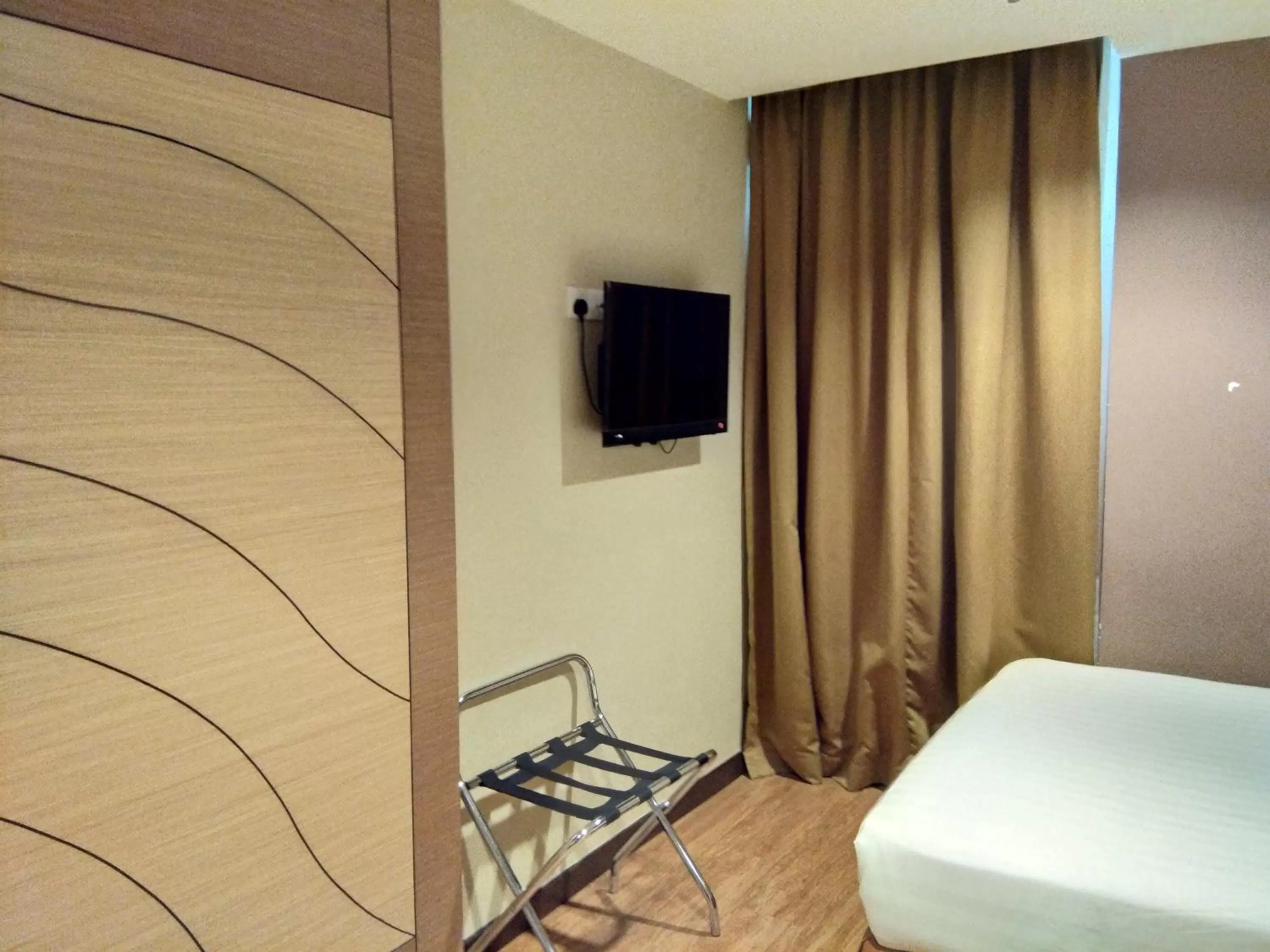 TV and multimedia, Bed in Kinabalu Daya Hotel