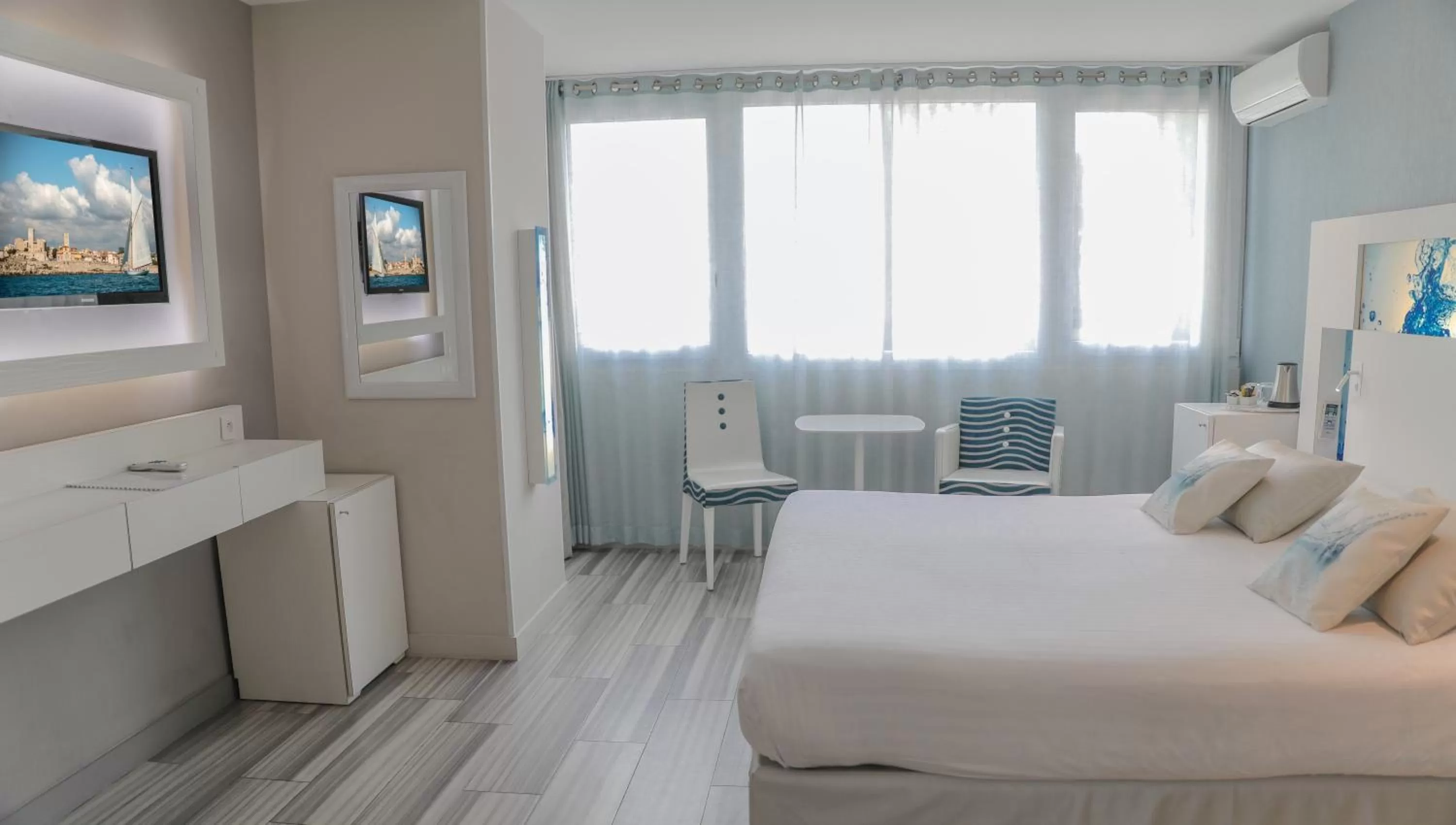 People, Bed in Hôtel Josse