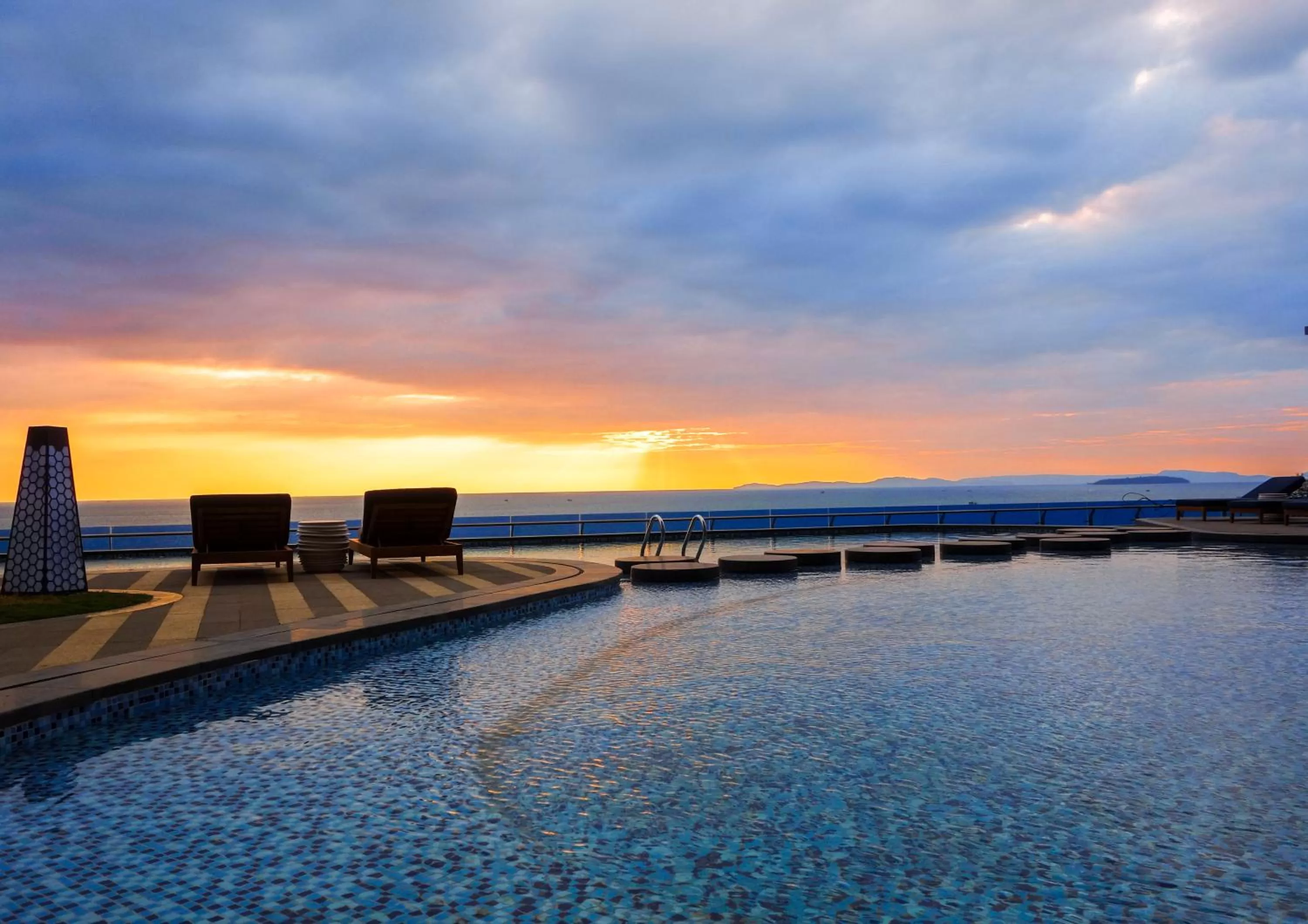 Swimming pool in Howard Johnson Plaza by Wyndham Blue Bay Sihanoukville