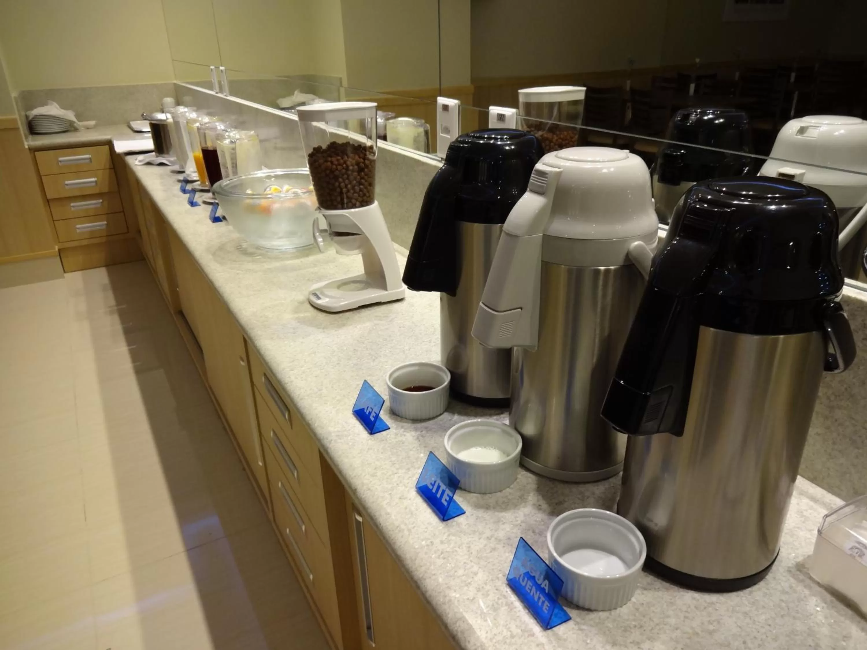 Food in Elegance Praia Hotel