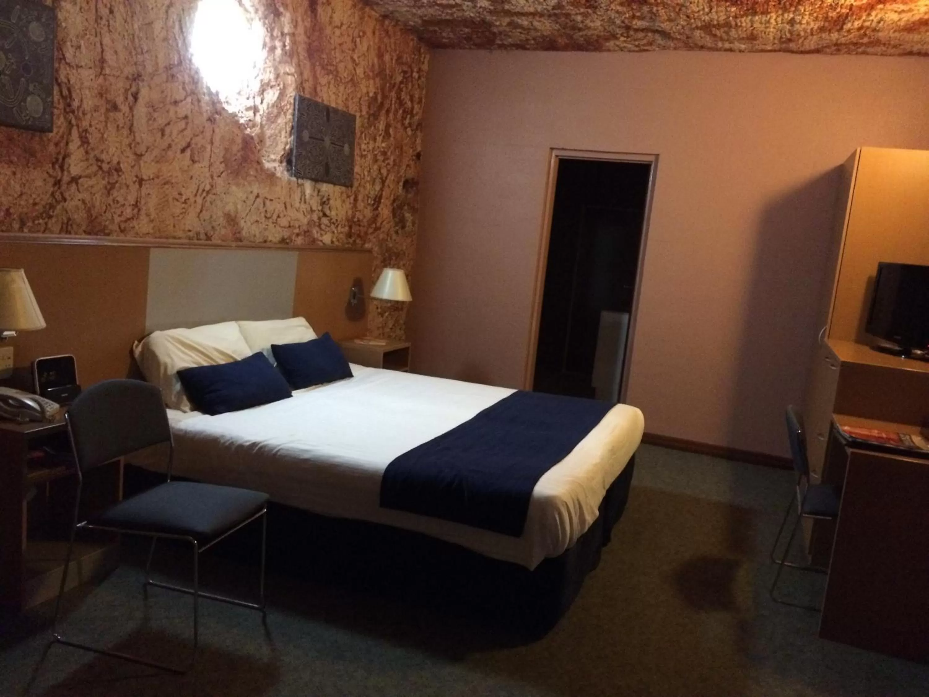 Photo of the whole room, Bed in Desert Cave Hotel