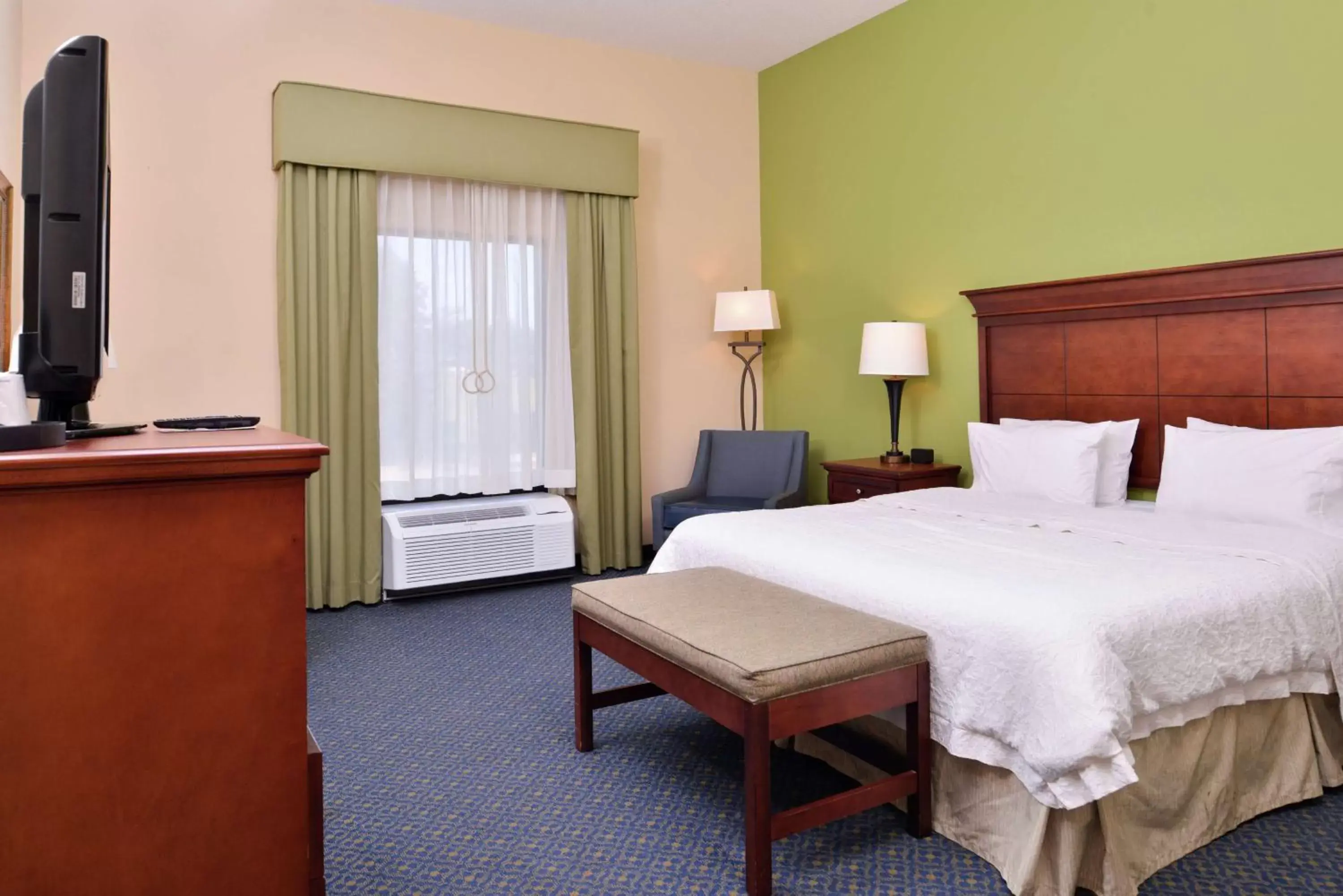 King Room Mobility and Hearing Access/Non-Smoking in Hampton Inn Jackson-College Avenue King Room Mobility and Hearing Access/Non-Smoking in Hampton Inn Jackson-College Avenue