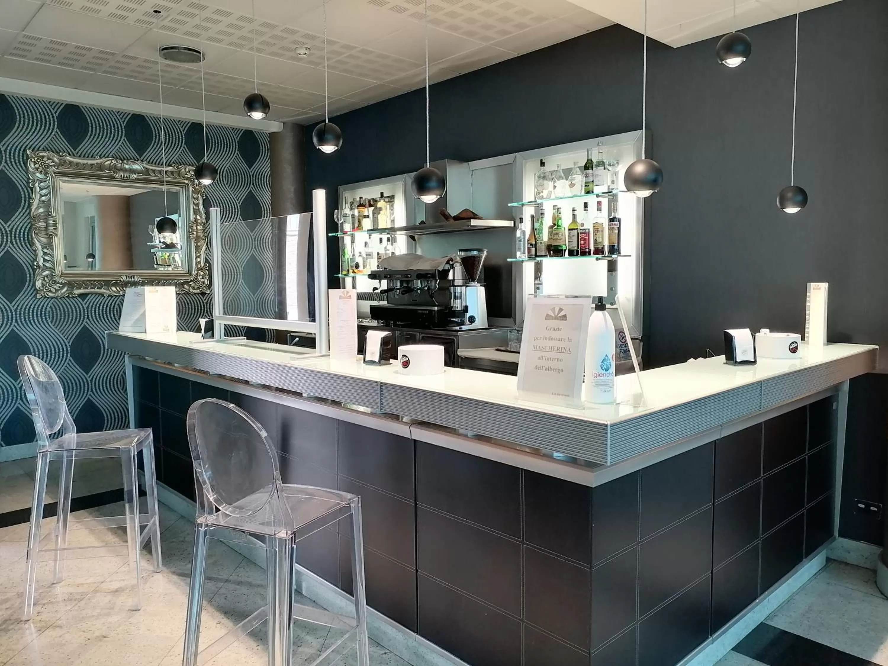 Restaurant/places to eat in Hotel Parisi