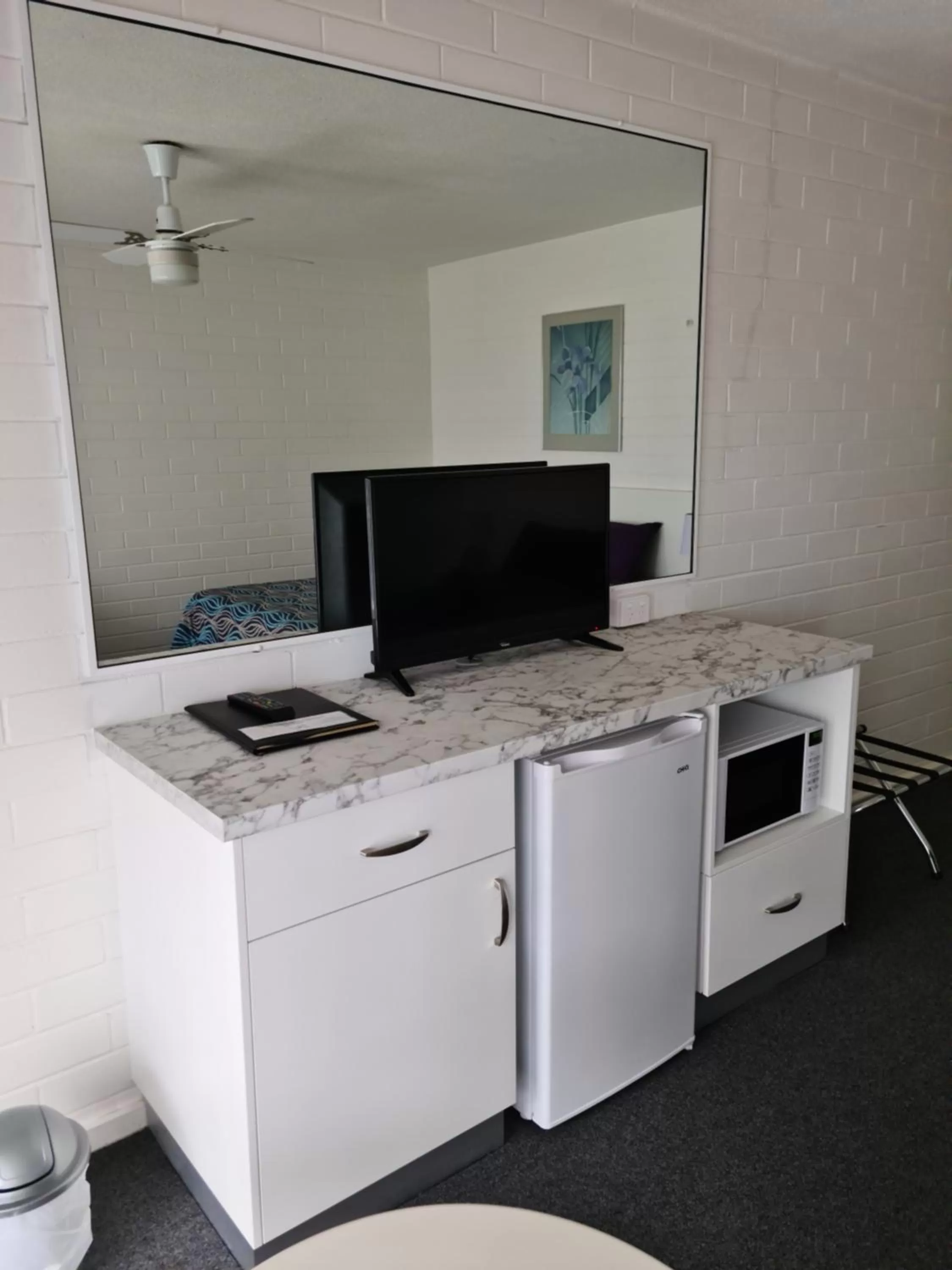 minibar in Dalby Manor Motor Inn