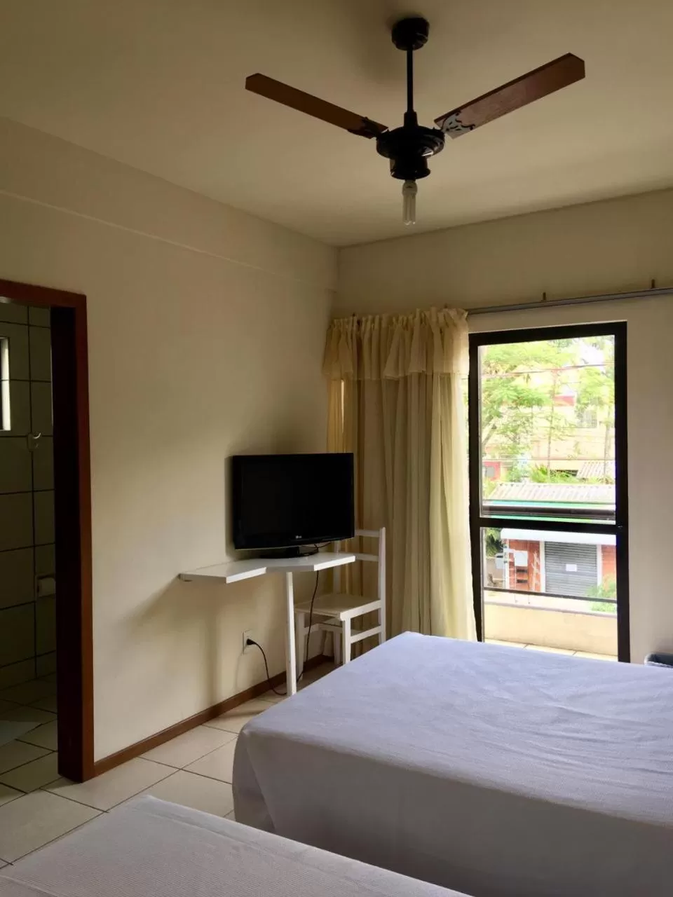 Bedroom, TV/Entertainment Center in Hotel Cambirela