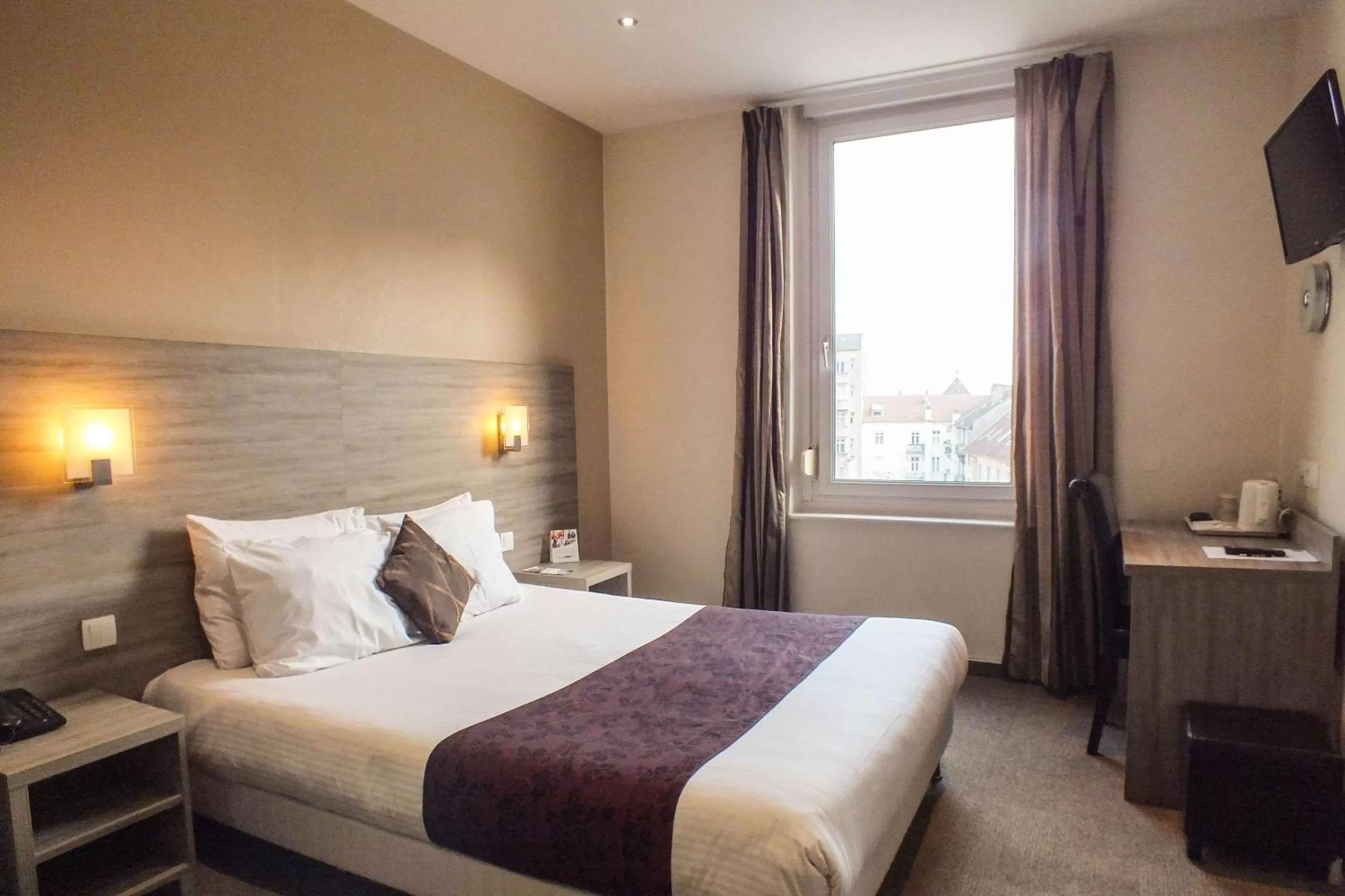 Photo of the whole room, Bed in Hotel Cecil Metz Gare