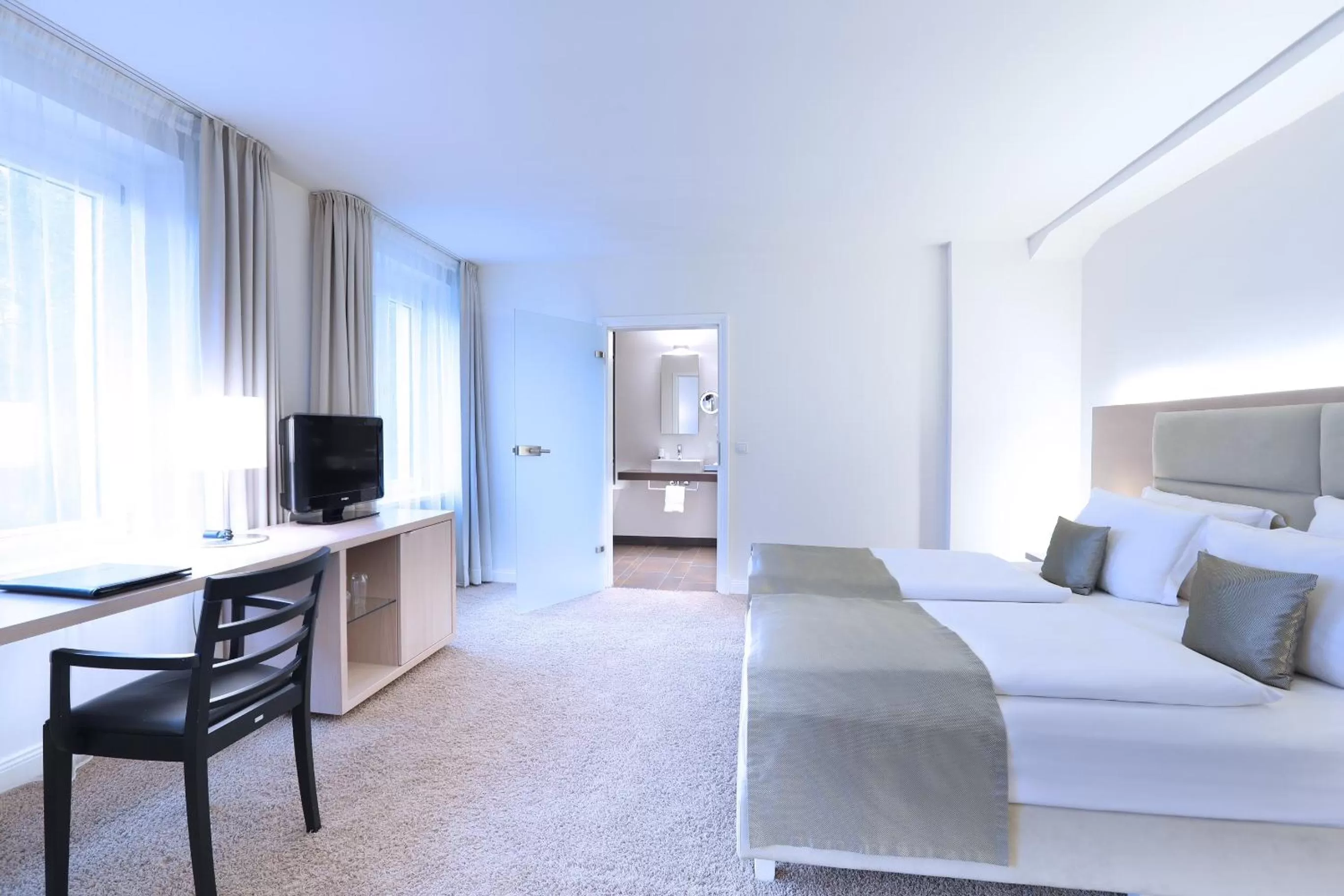 Photo of the whole room, Bed in Hotel Kieler Yacht-Club