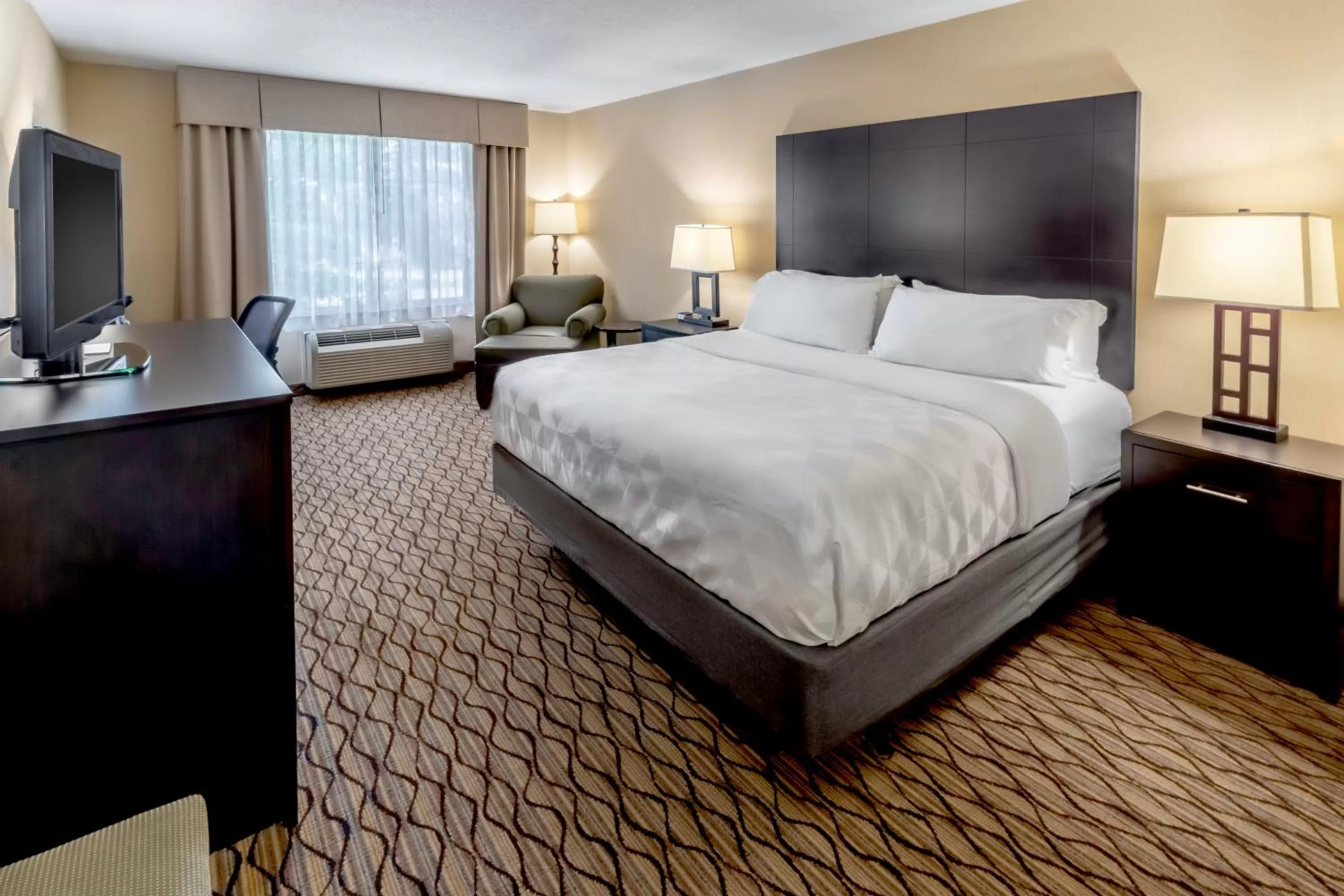 Photo of the whole room, Bed in Holiday Inn Milwaukee Airport by IHG