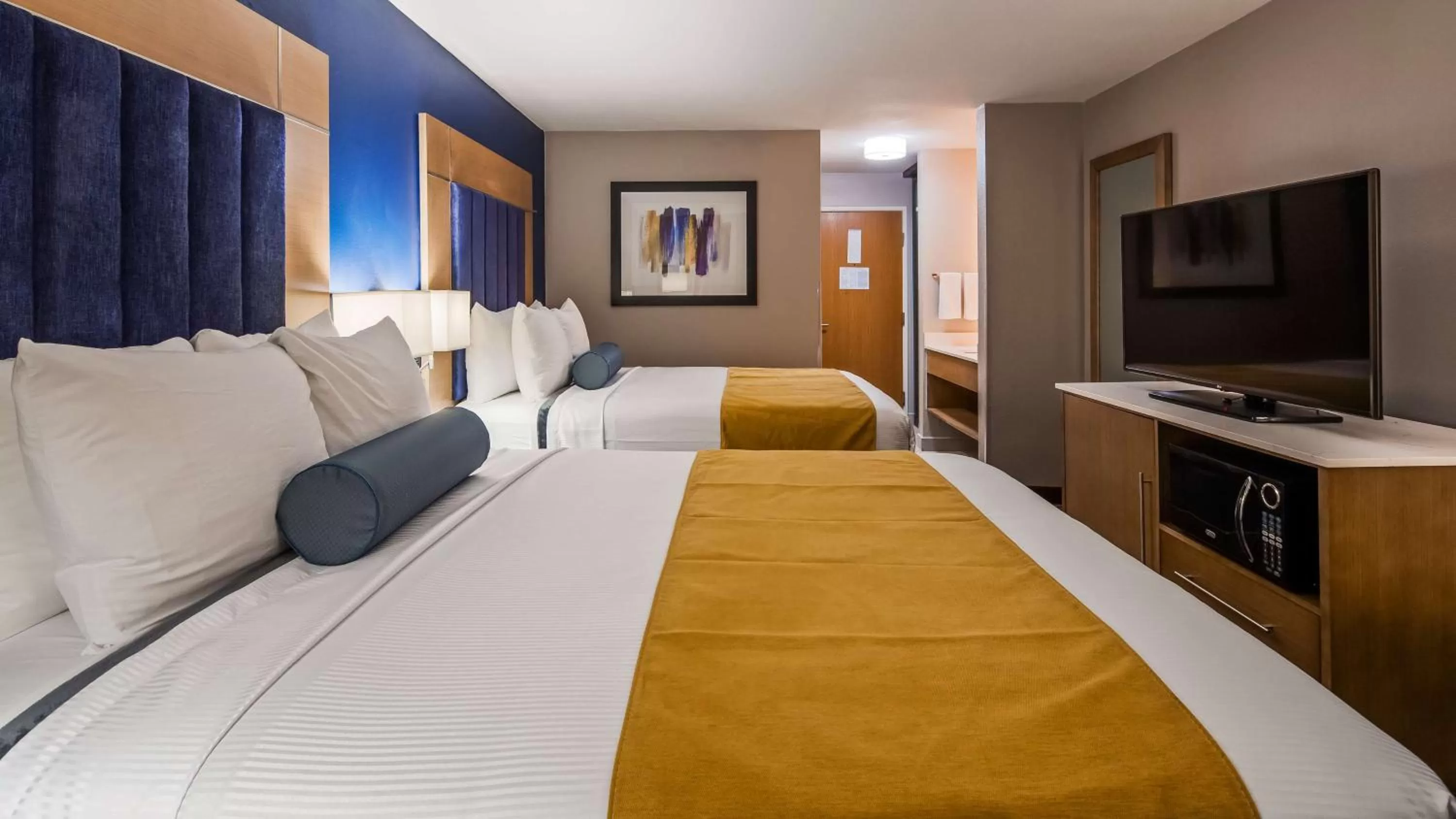 Photo of the whole room, Bed in Best Western DeWitt