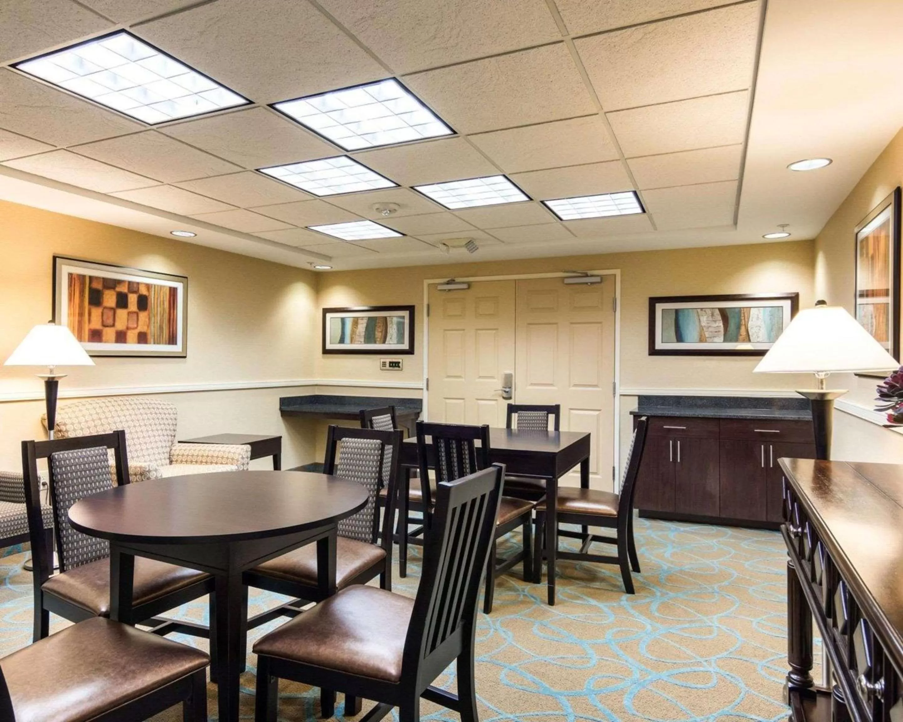 Restaurant/places to eat in Suburban Studios Quantico