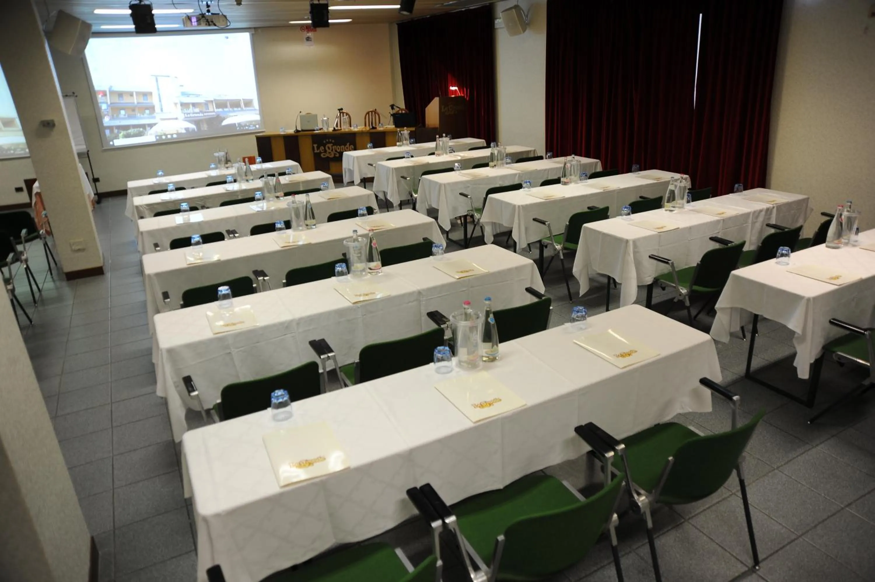 Business facilities in Le Gronde