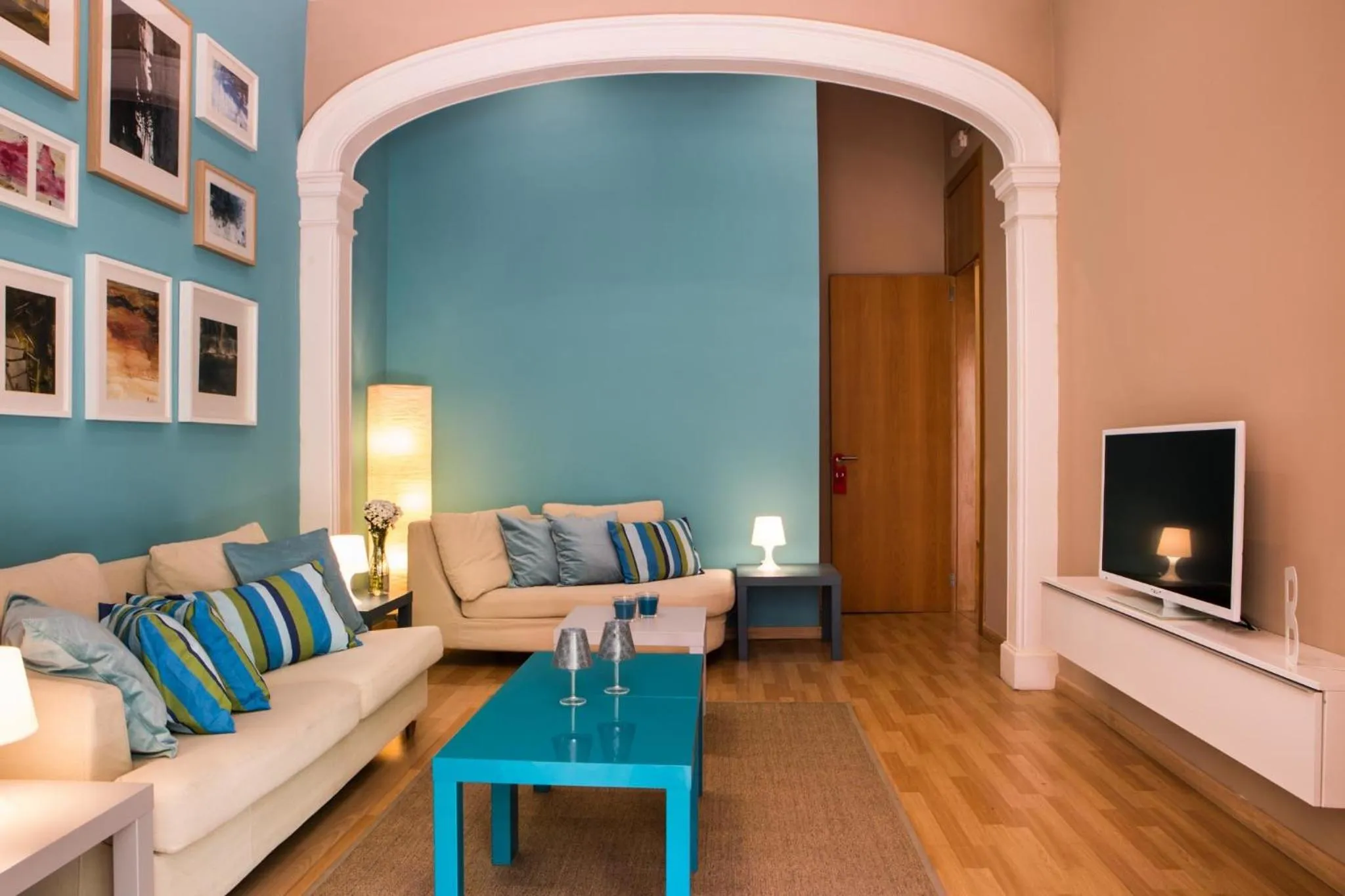 Communal lounge/ TV room in Born Barcelona Hostel