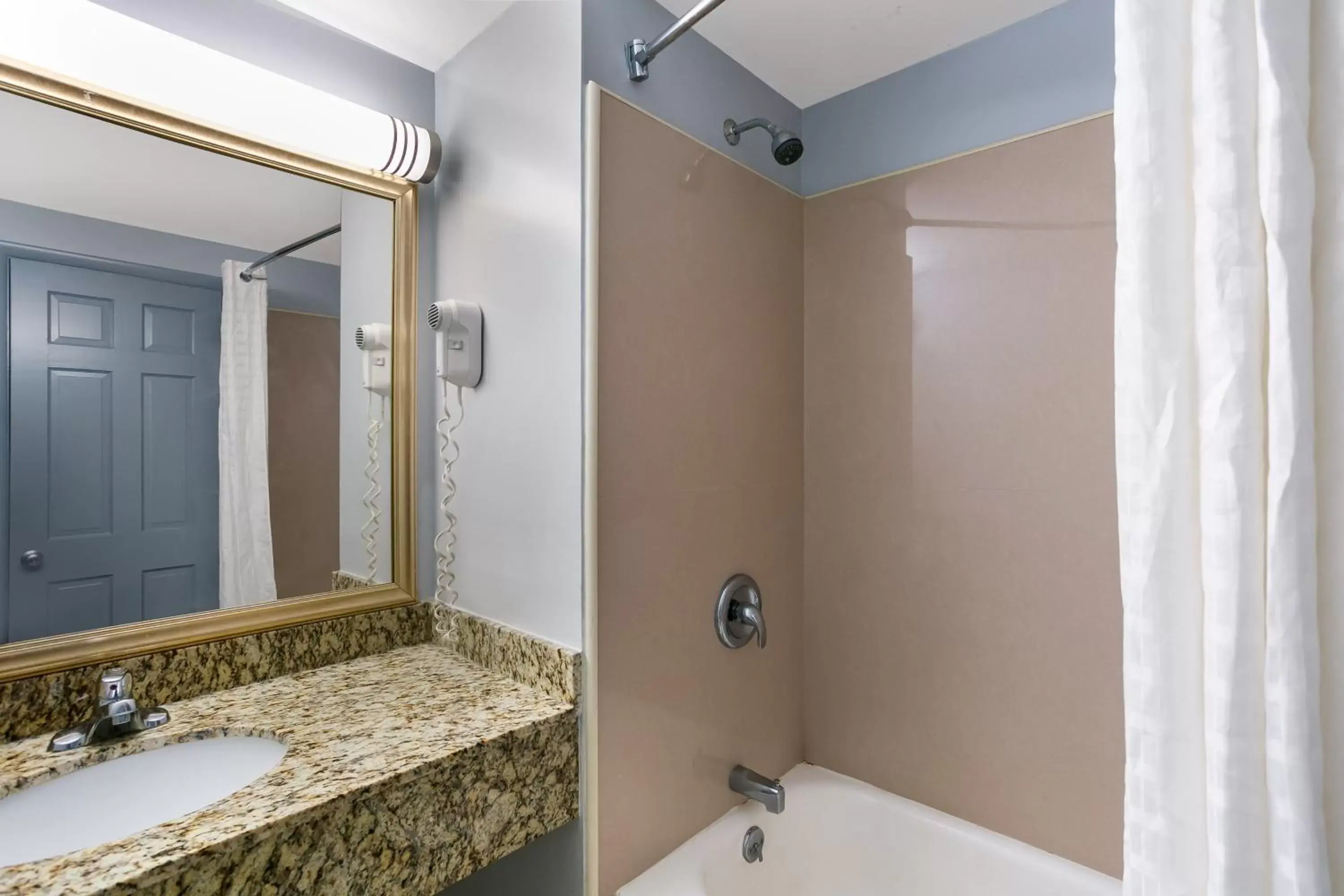 Studio with One King Bed/Stove-Top - Smoking in HomeTowne Studios by Red Roof Denver, PA Studio with One King Bed/Stove-Top - Smoking in HomeTowne Studios by Red Roof Denver, PA