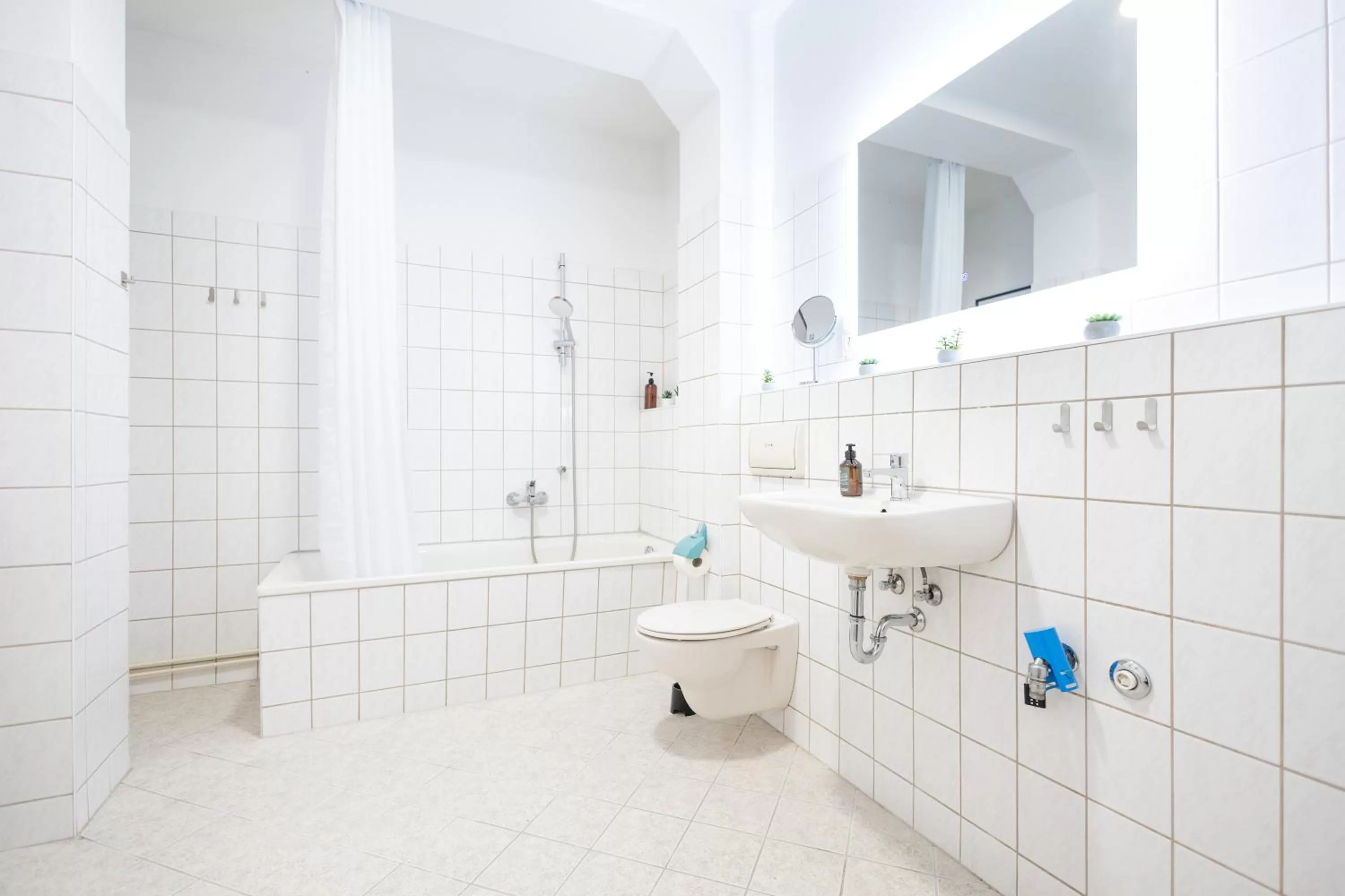 Shower, Bathroom in Ko-Living Space an der Oper - Street Art Design Apartments