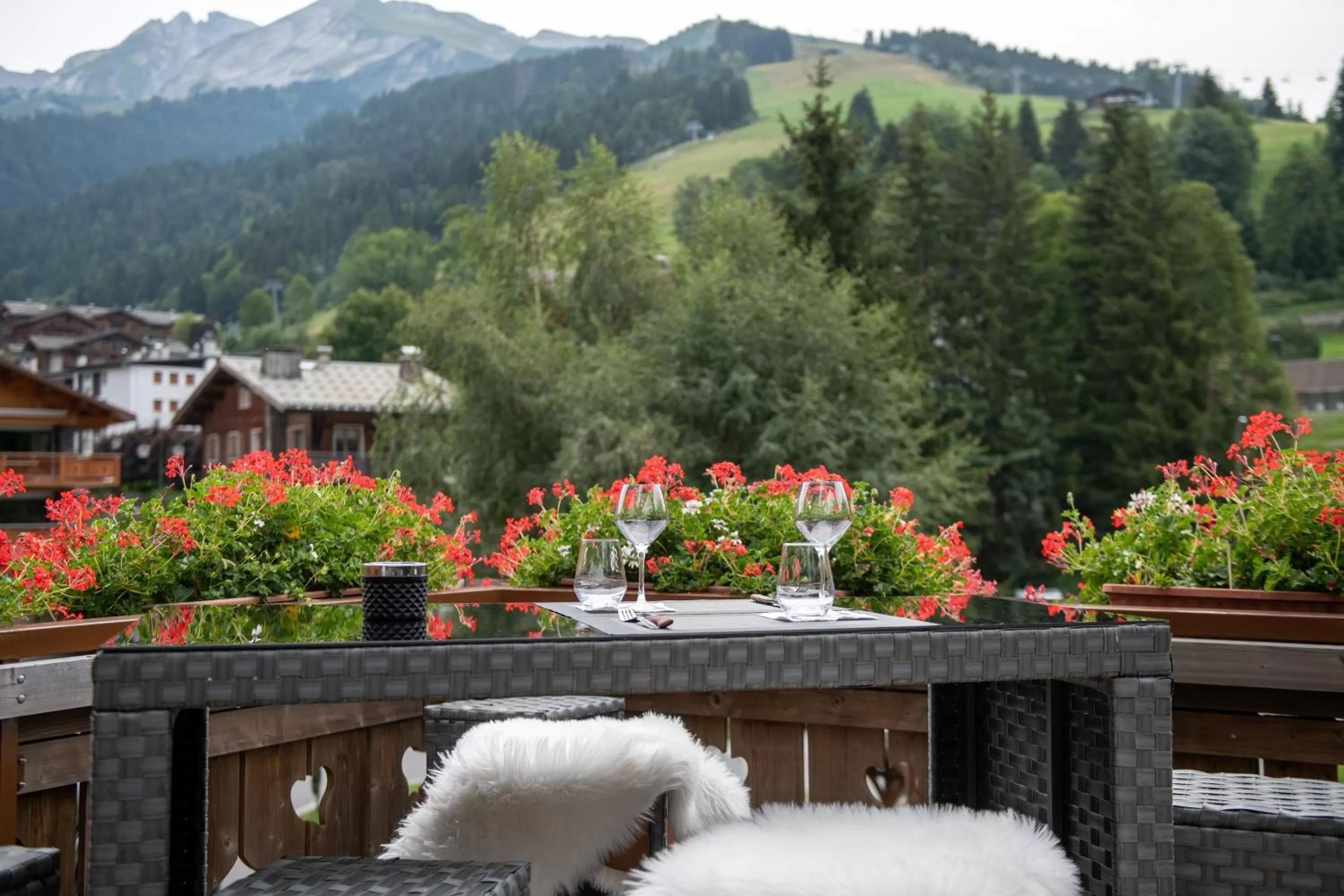 Patio in Hôtel La Montagne