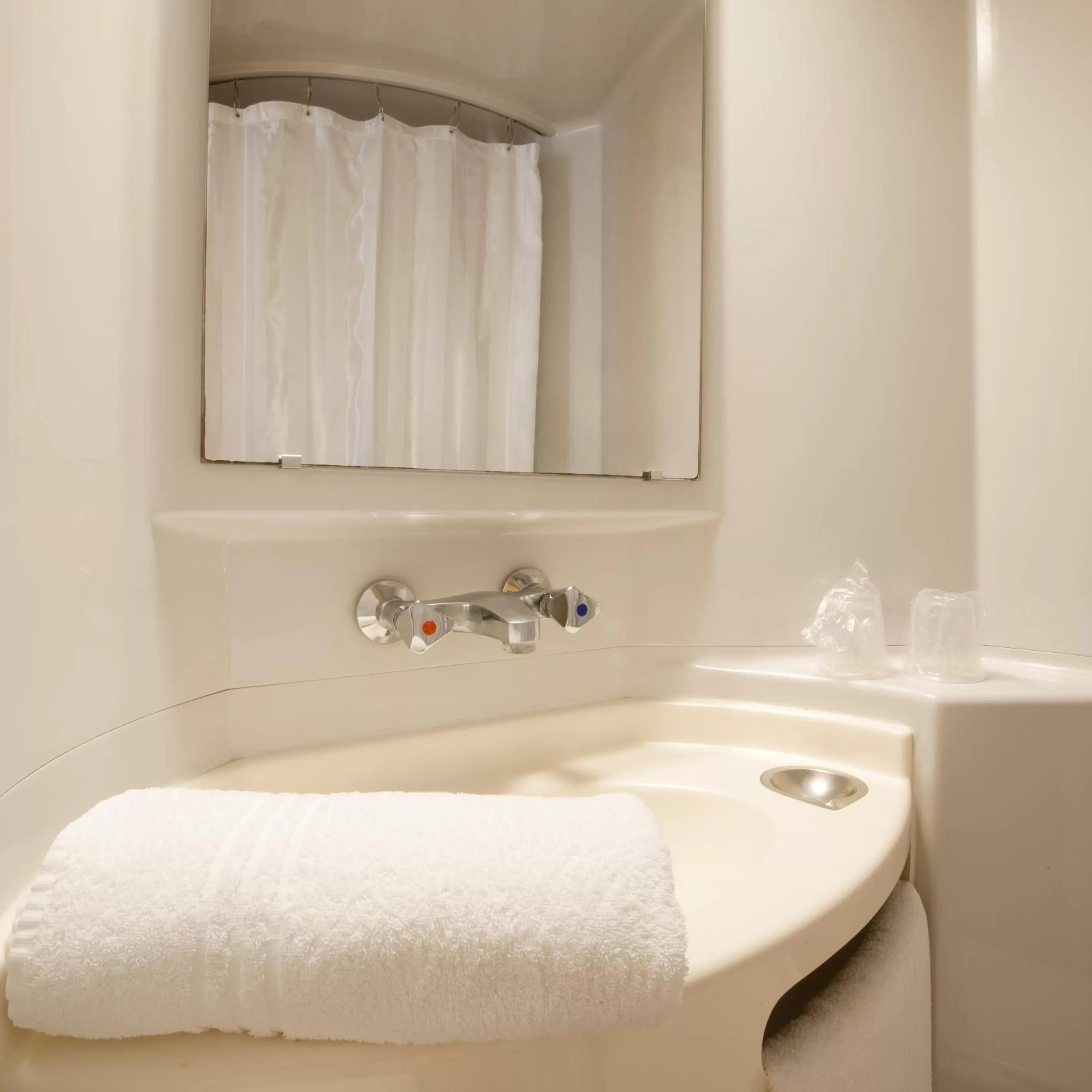 Bathroom in Premiere Classe Roanne Perreux