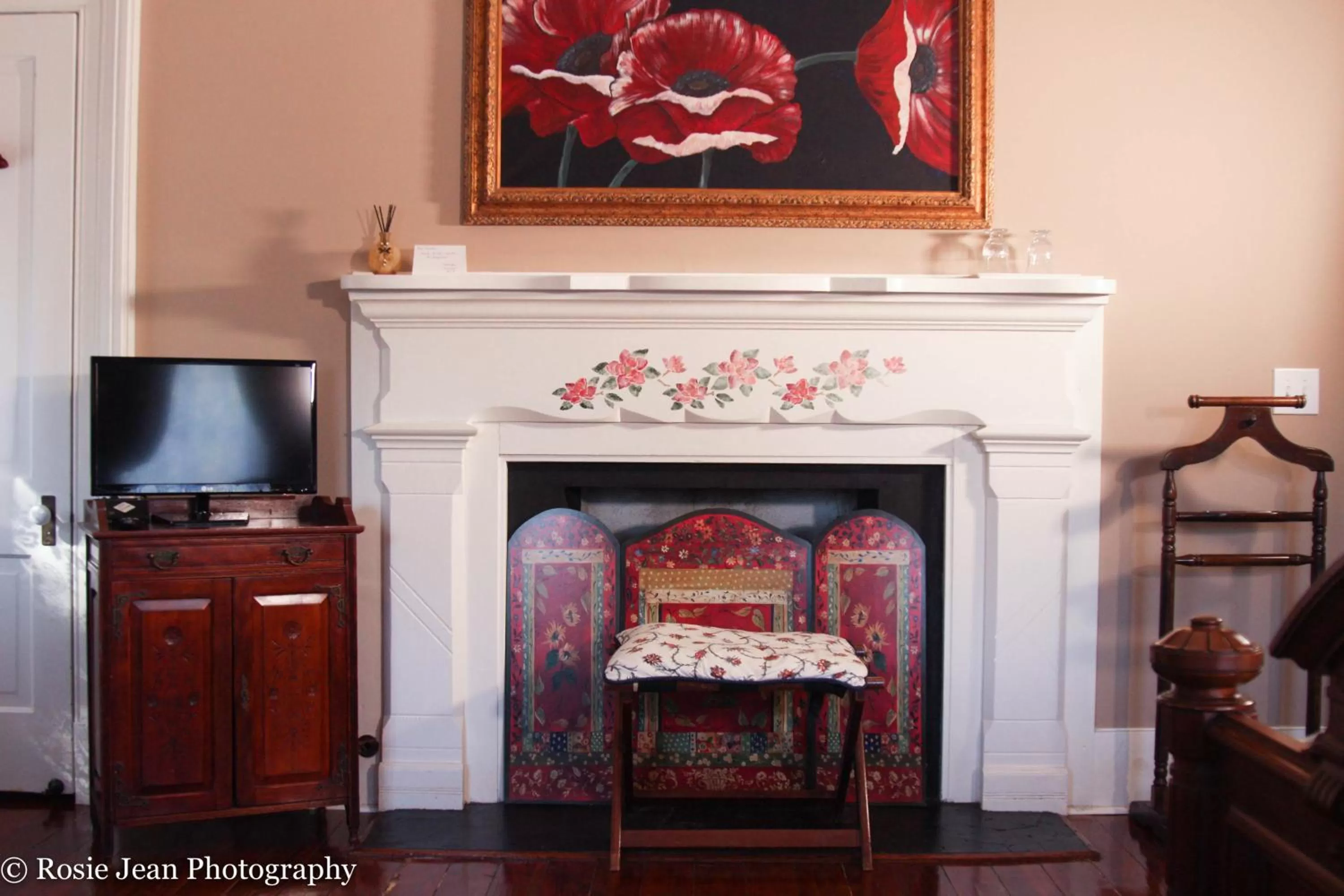 TV and multimedia in Flowertown Bed and Breakfast