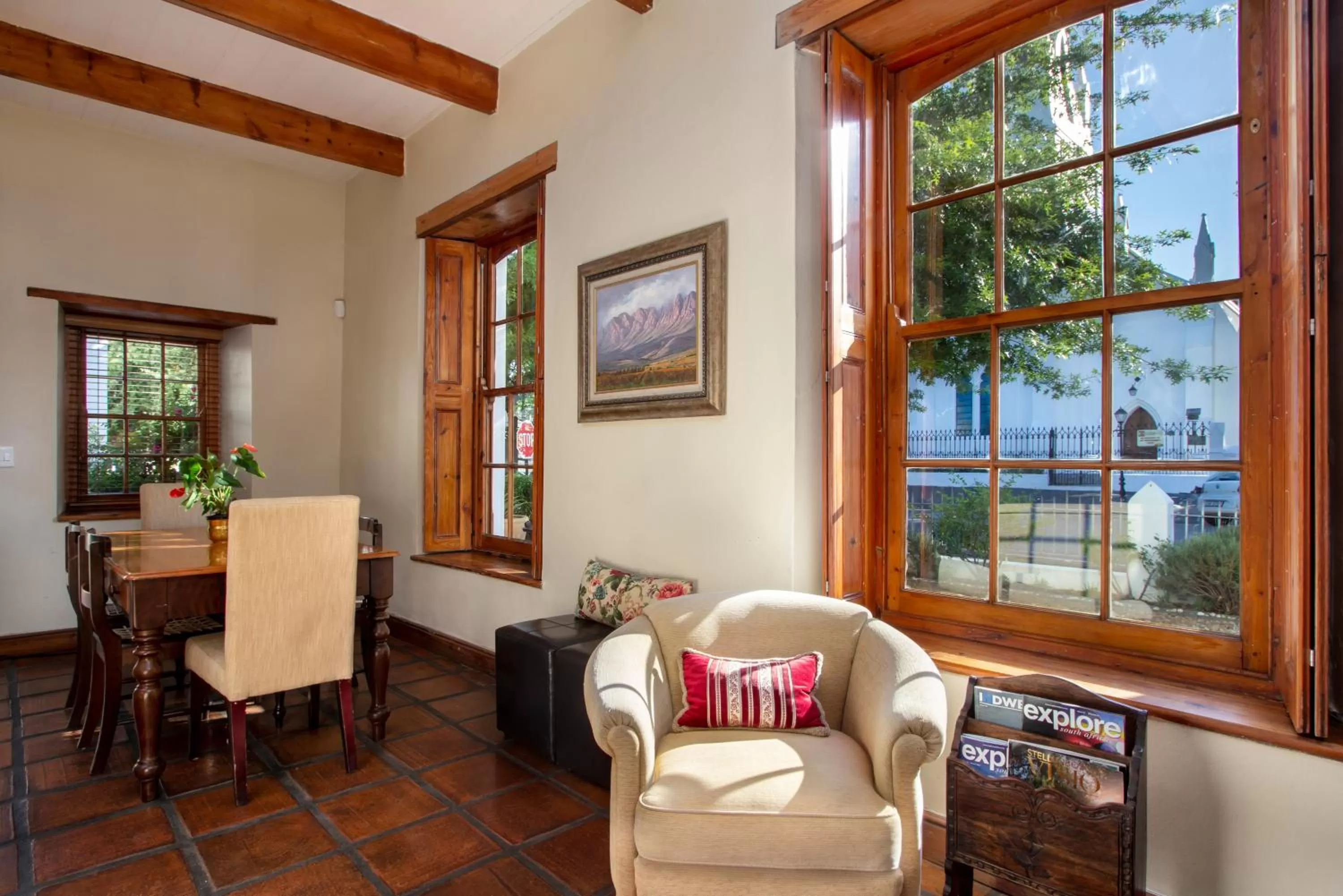 Communal lounge/ TV room in De Hoek Manor