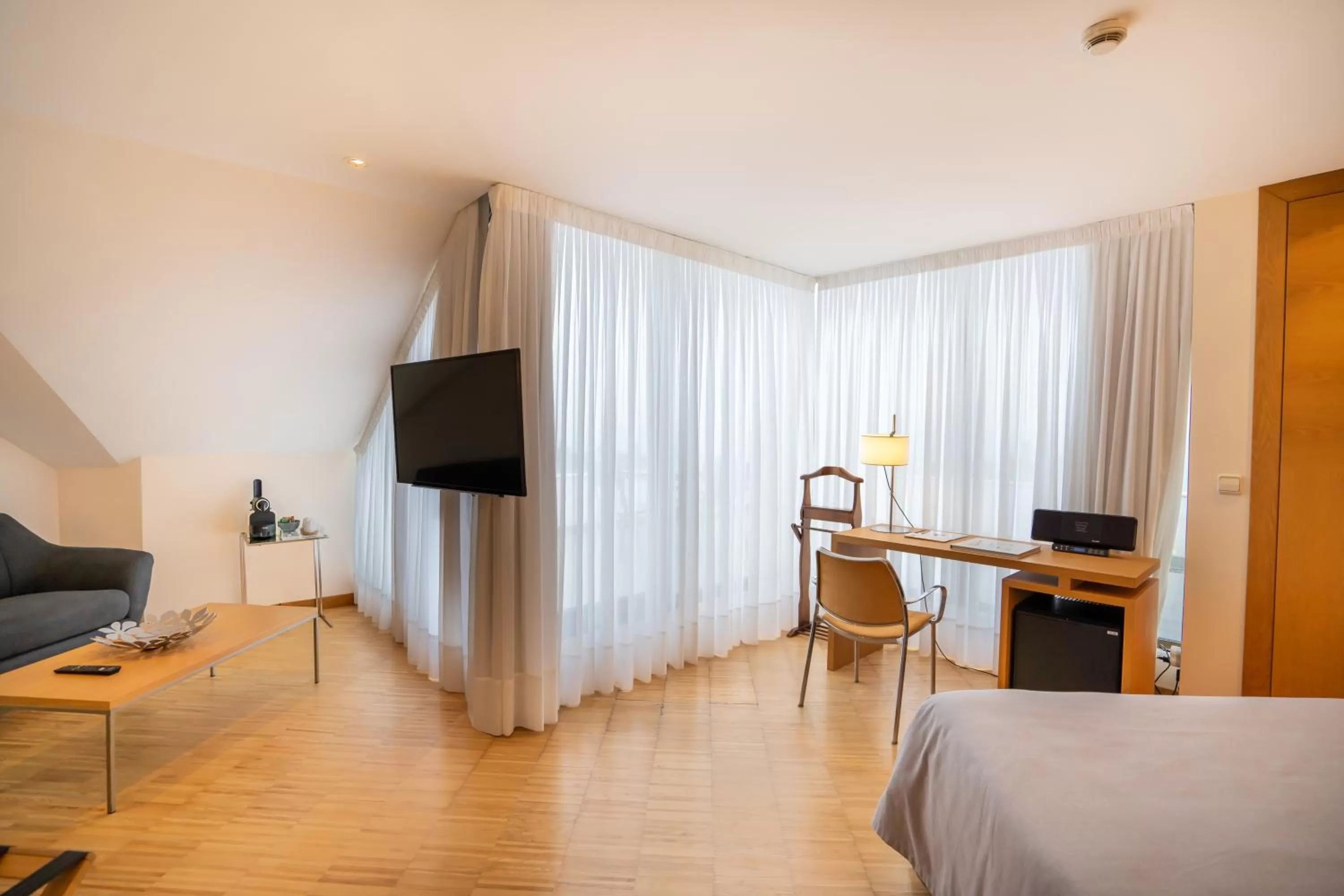 Communal lounge/ TV room, Bed in Gran Hotel Victoria