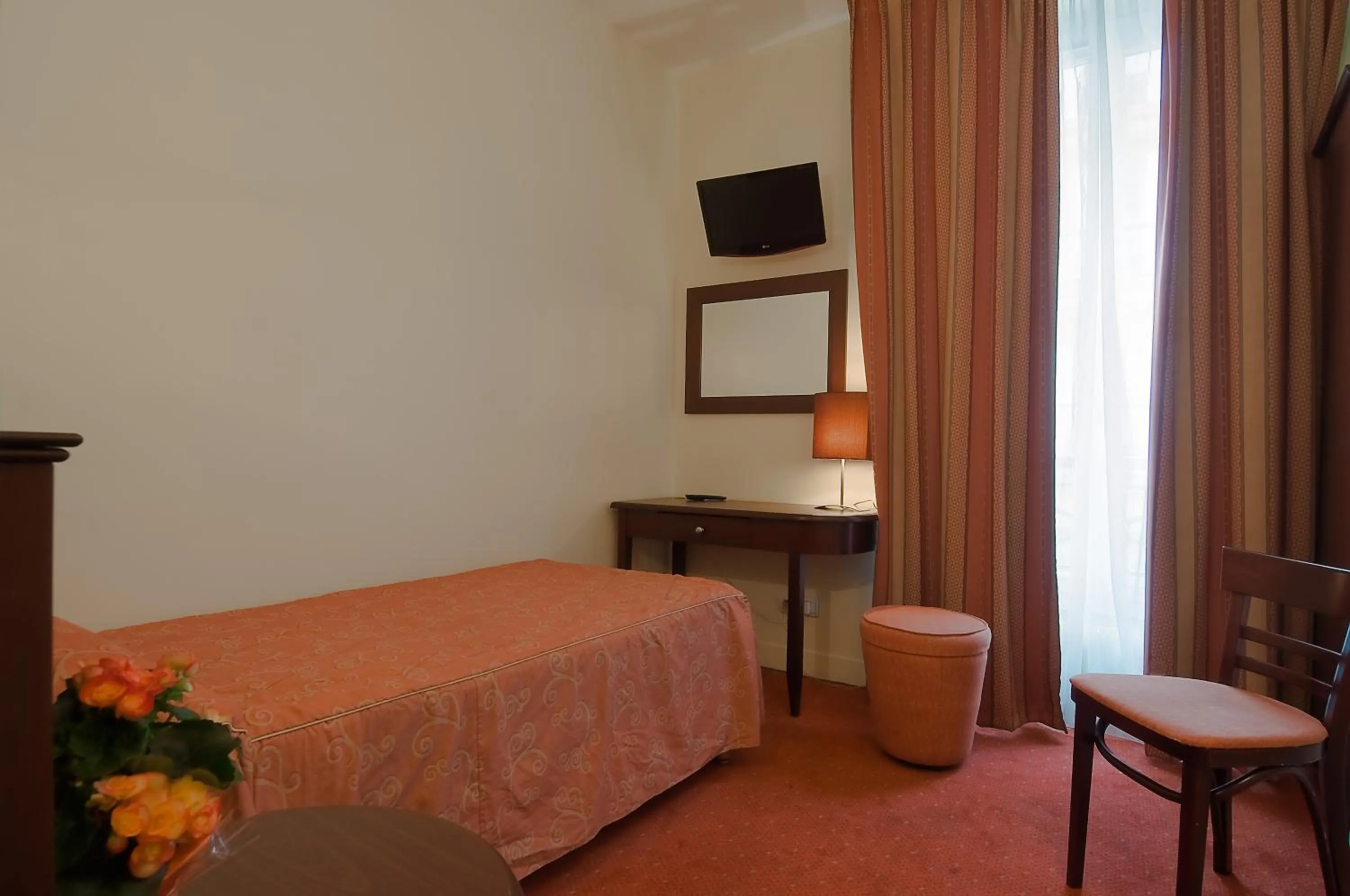 Photo of the whole room, Bed in Hotel Le Faubourg Opera