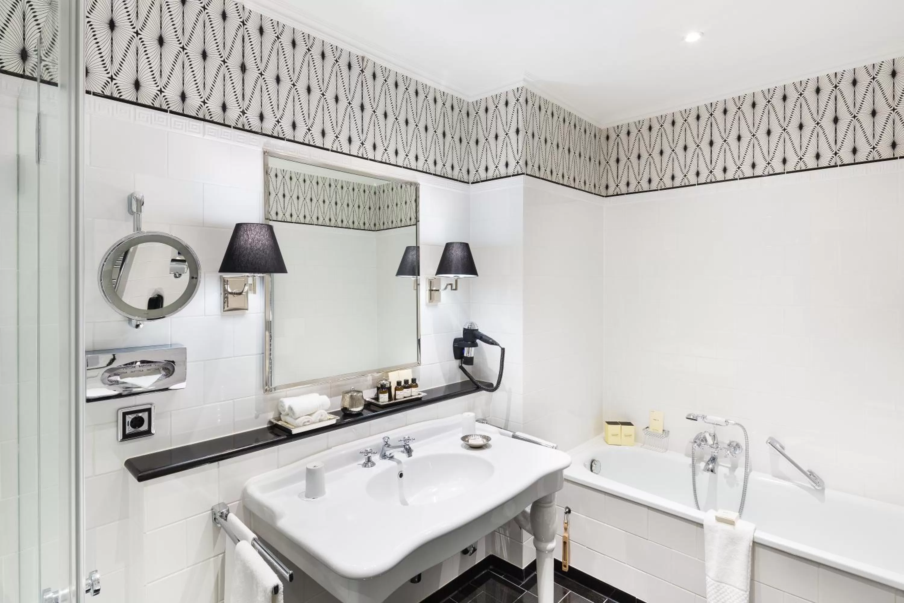 Bathroom in Fairmont Hotel Vier Jahreszeiten