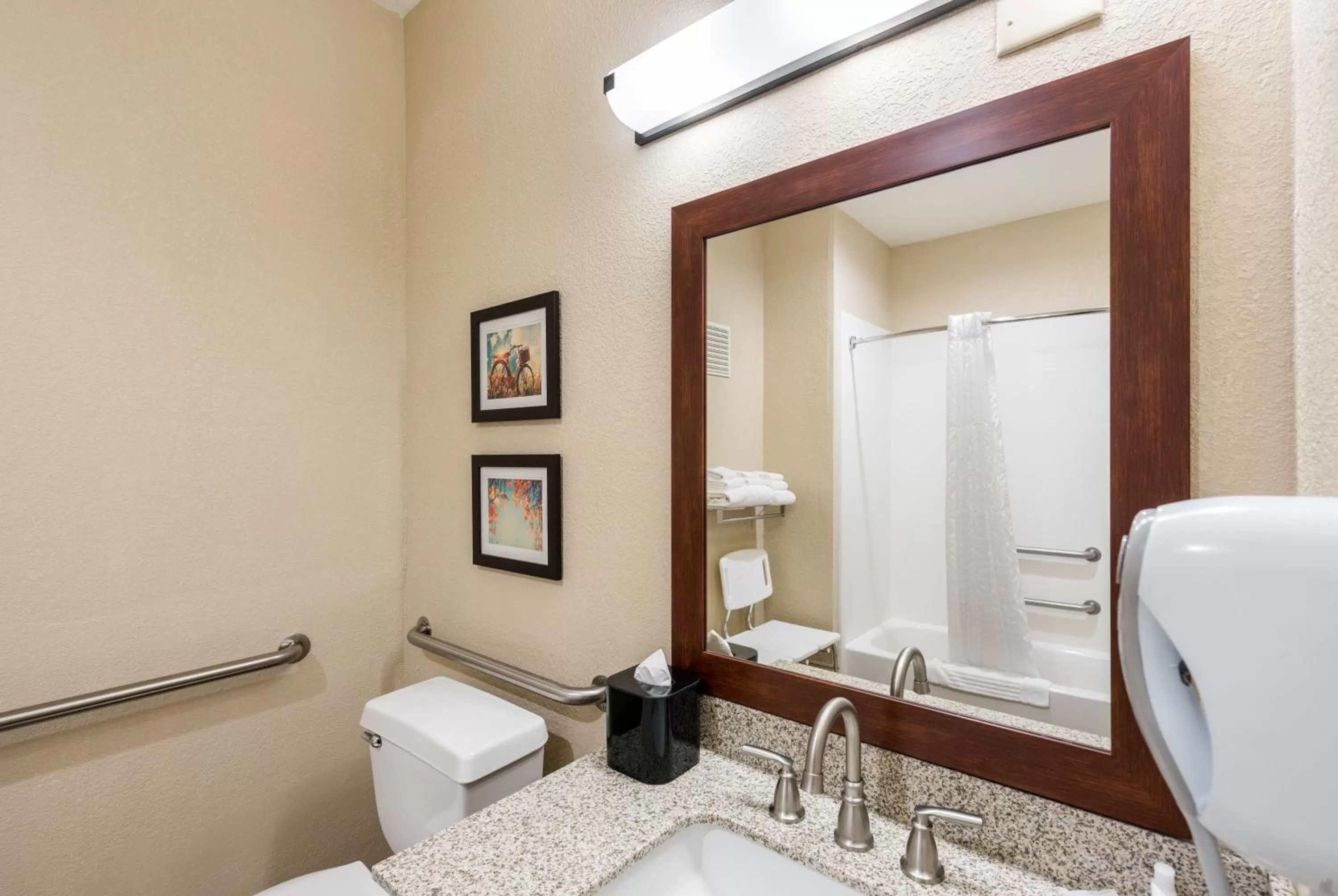 Bathroom in Comfort Inn Onalaska - La Crosse Area