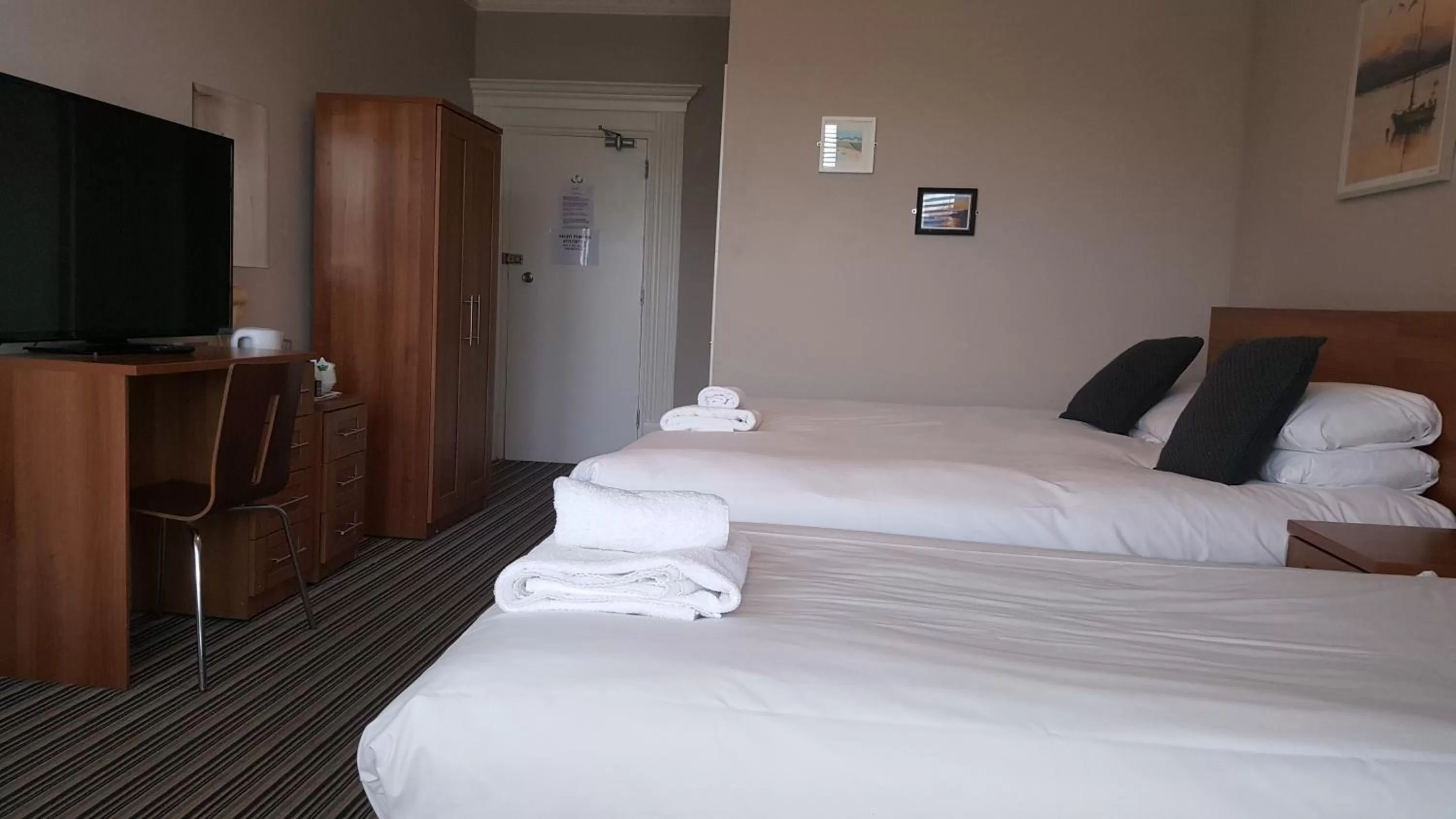 Bathroom, Bed in The York Hotel