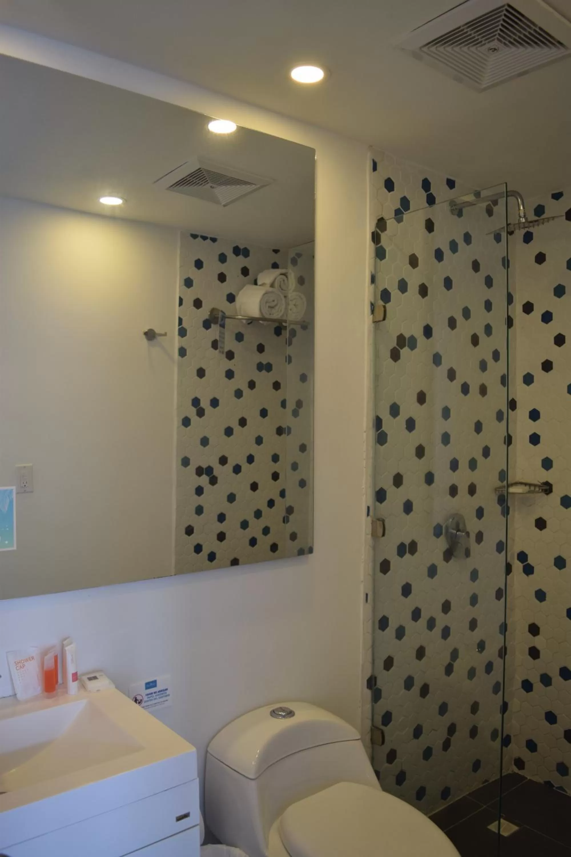 Shower in Hotel Decameron Maryland All Inclusive