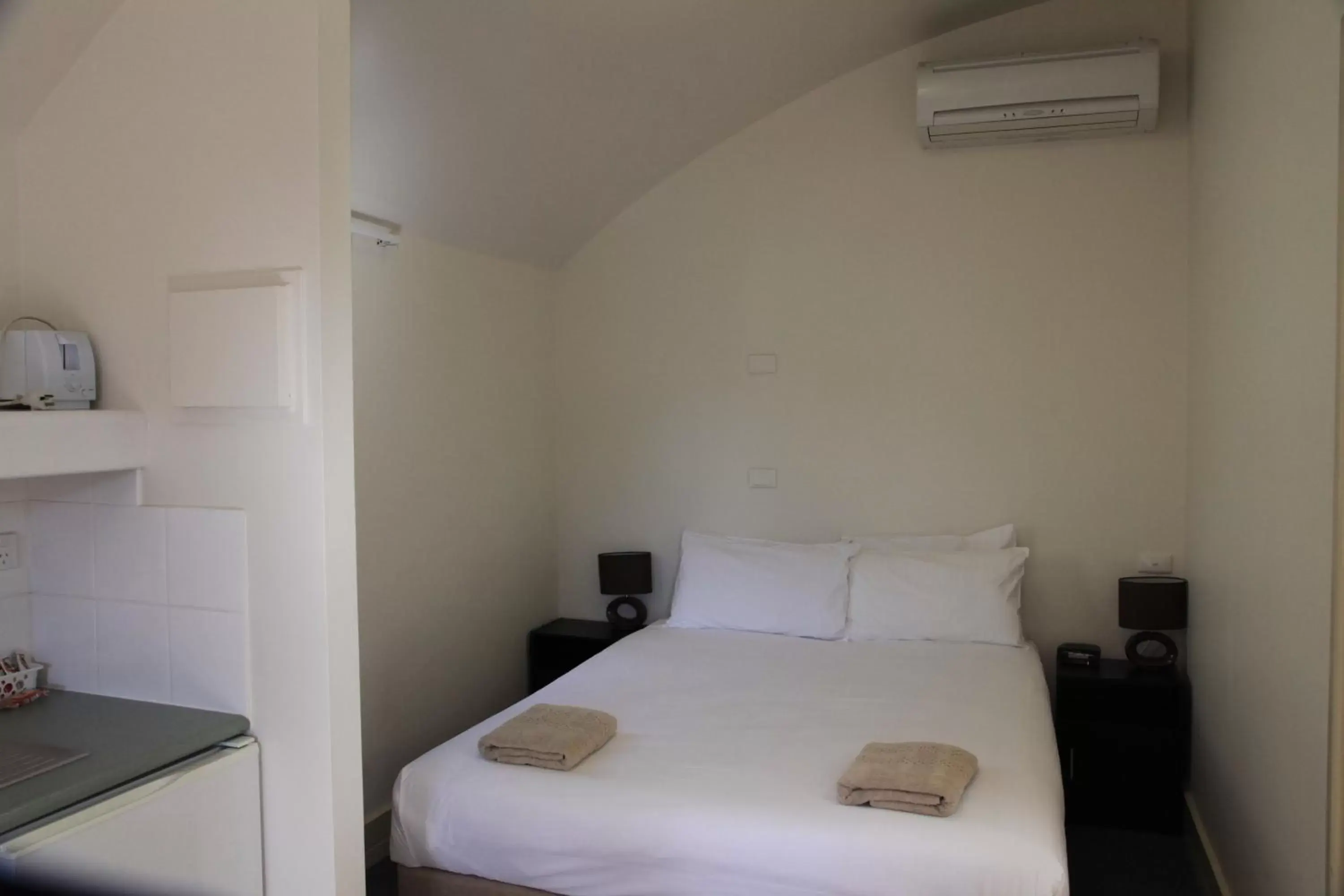 Budget Twin Cabin in Travellers Motor Village Budget Twin Cabin in Travellers Motor Village