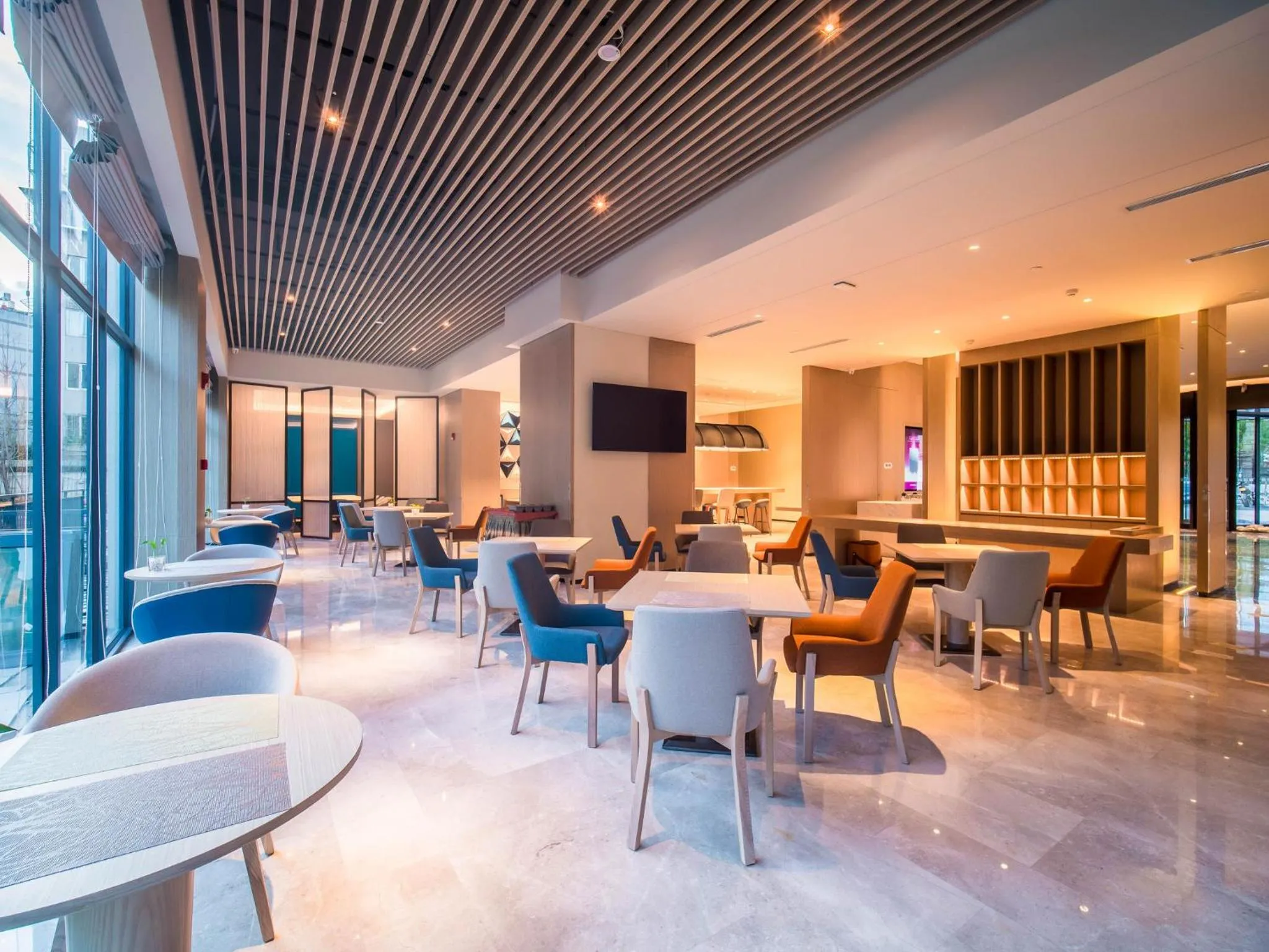 Lounge or bar in Holiday Inn Express Kunming West by IHG
