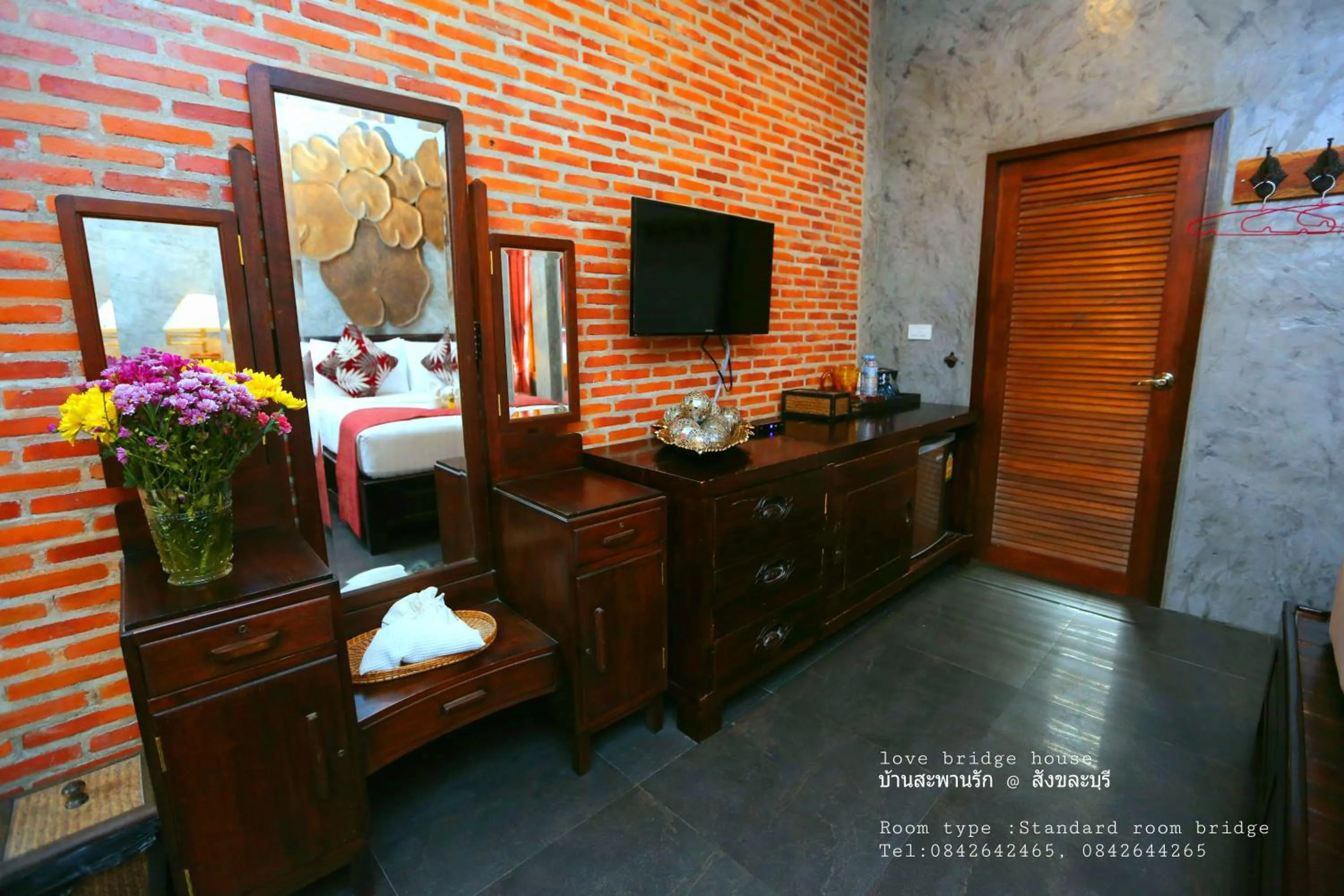 Love Bridge House บ้านสะพานรัก